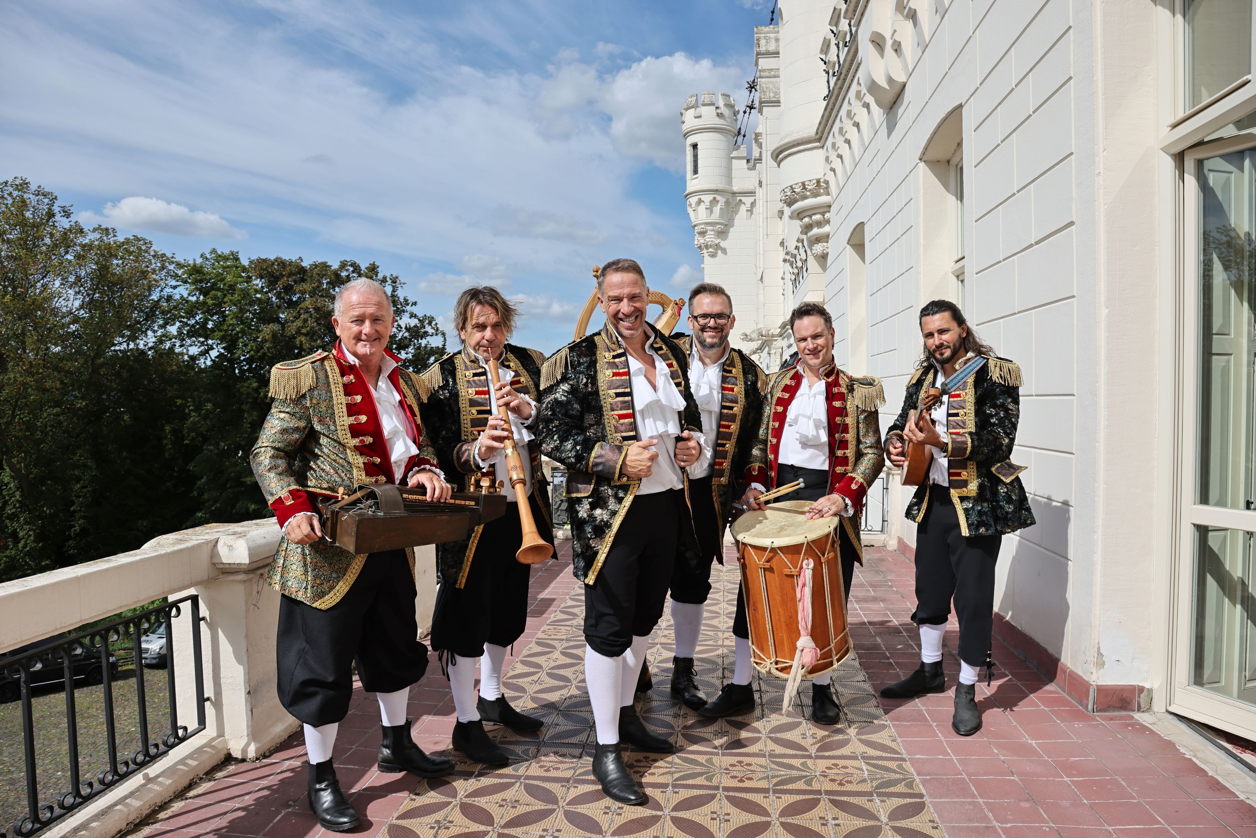 Die Höhner schlüpften für ihren Videodreh in barocke Kostüme. Zudem spielten die Musiker mit historischen Instrumenten.
