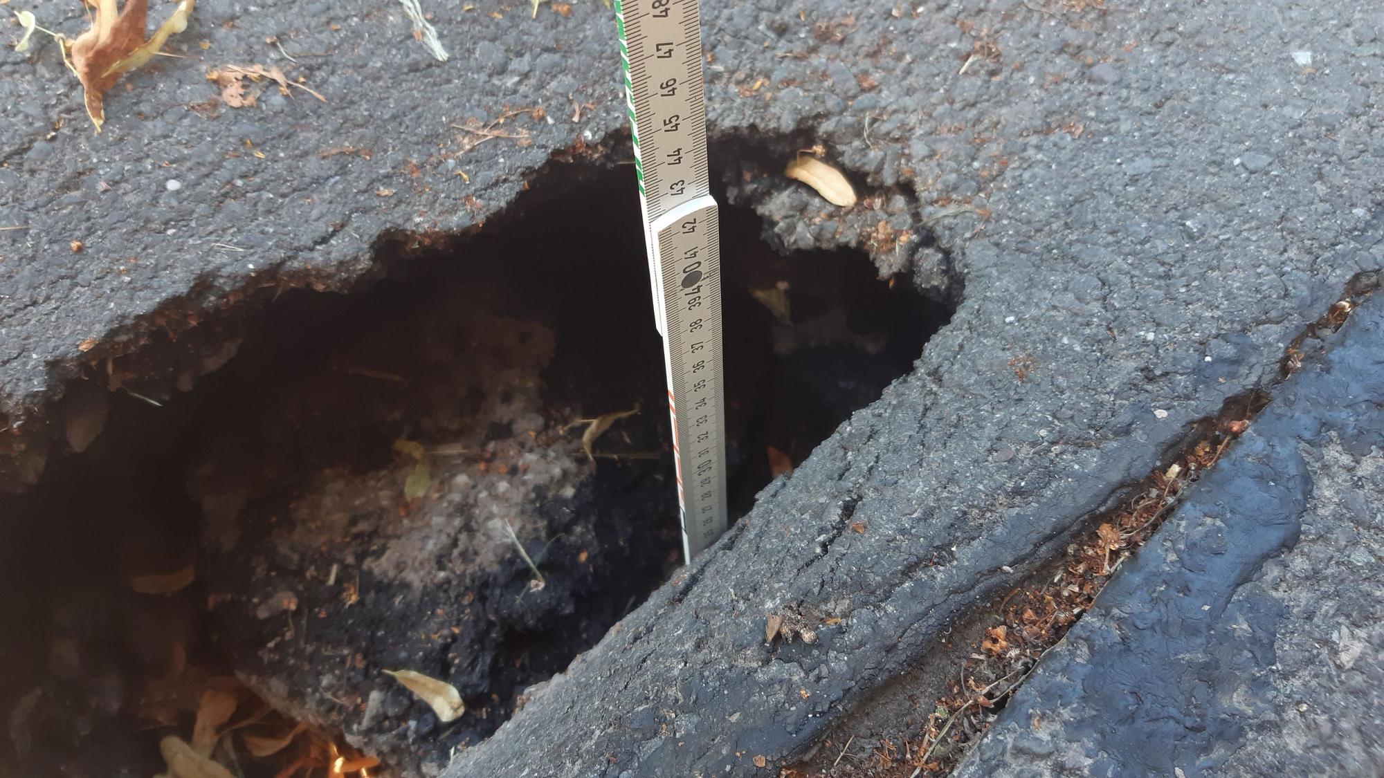 Ein Hohlraum unter einer Asphaltschicht