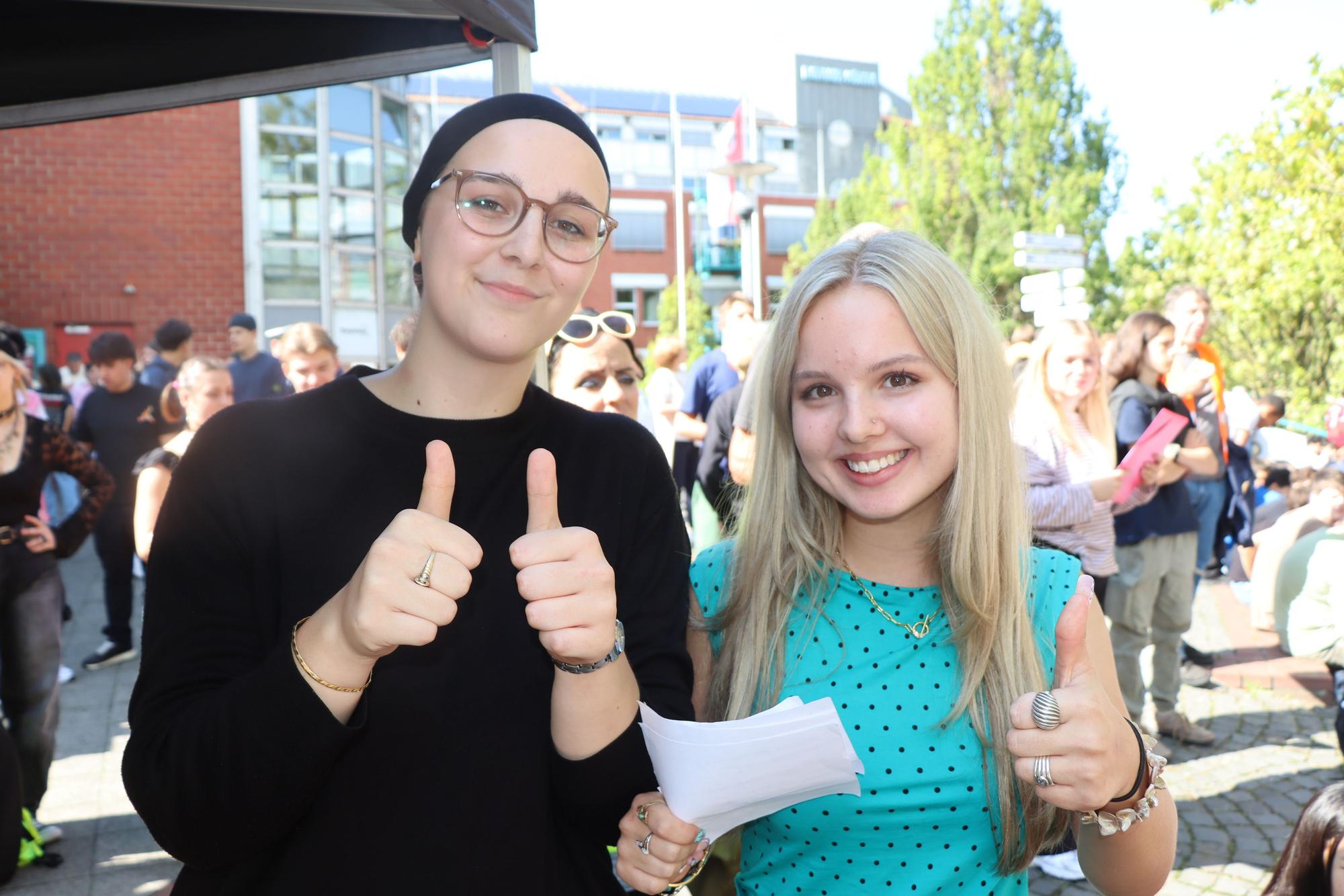 Das Foto zeigt die beiden Schülerinnen.