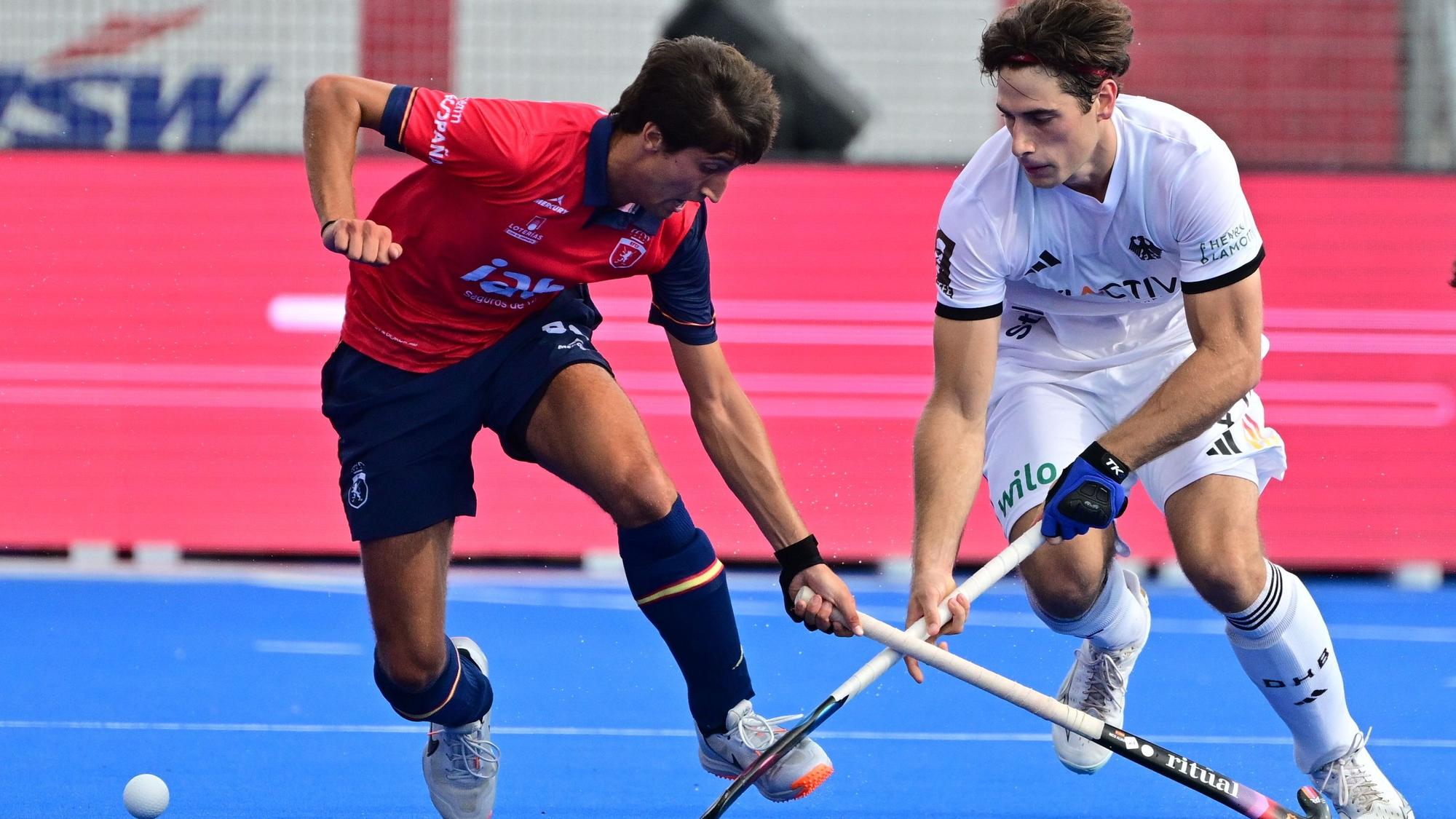 30.08.2026, Belgien, Wavre: Hockey, Männer: WM, Spanien - Deutschland, Finalrunde, Finale, Spaniens Nicolas Alvarez und German Jakob Brilla (r) in Aktion. Foto: Dirk Waem//dpa +++ dpa-Bildfunk +++