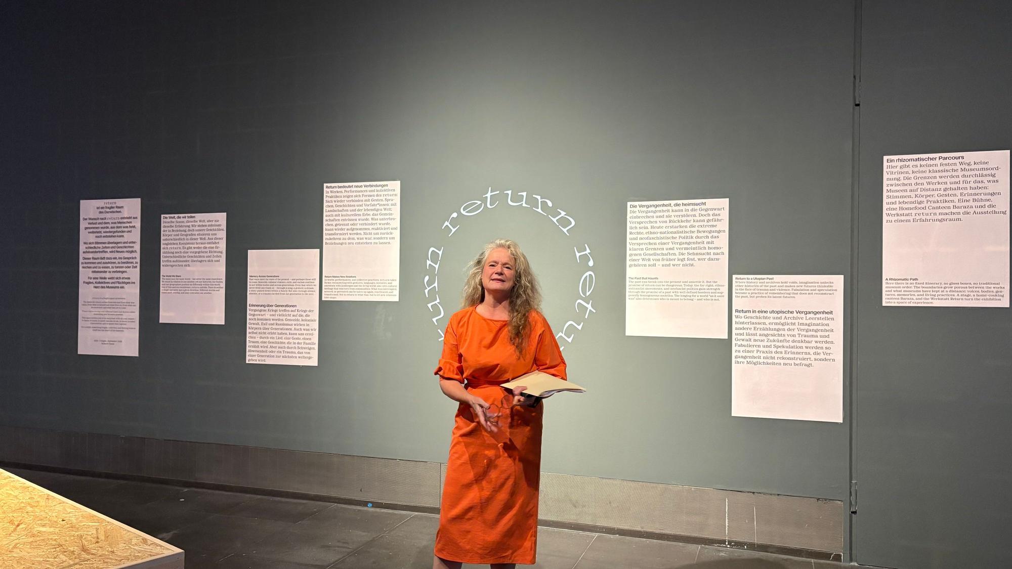Museumsdirektorin und Kuratorin Nanette Snoep gibt eine Führung durch die Ausstellung.