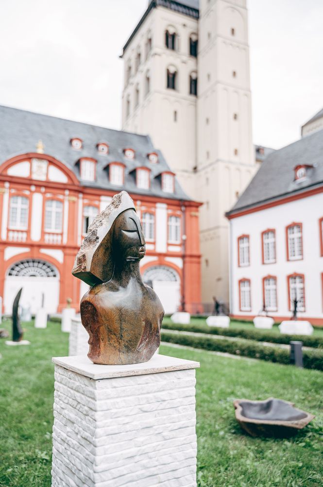 Aufd em Bild ist eine Skulptur an der Abtei Brauweiler zu sehen.