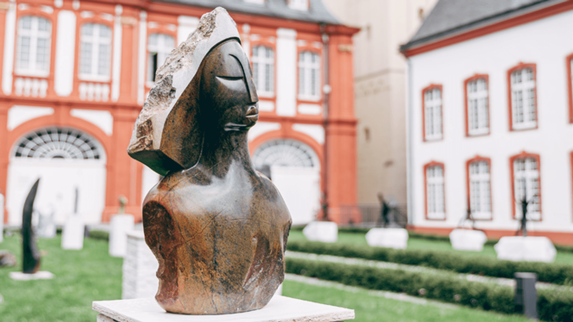 Aufd em Bild ist eine Skulptur an der Abtei Brauweiler zu sehen.