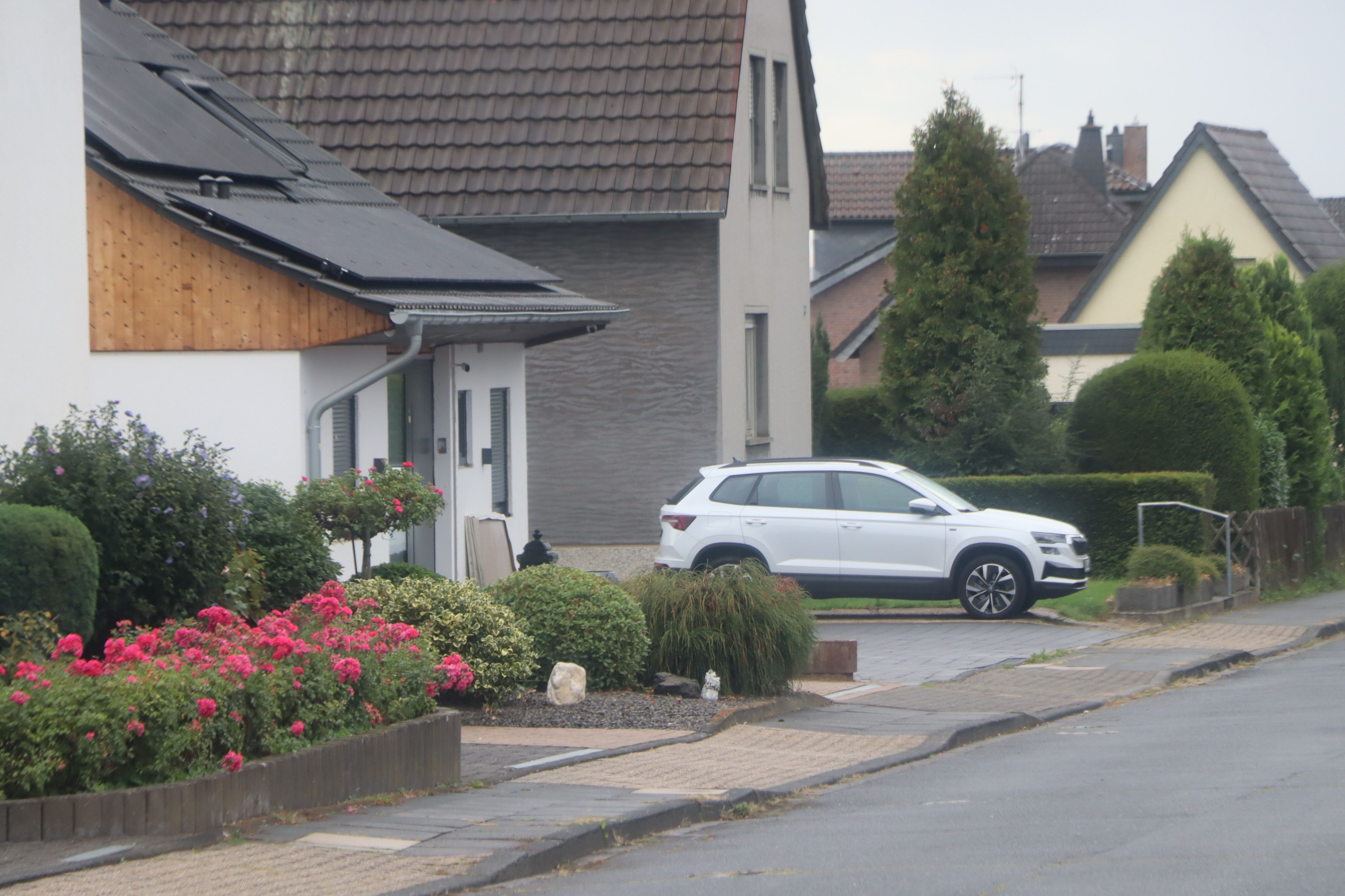 Die Tat hat die Siedlung in Erftstadt-Köttingen erschüttert. Nachts traut sich kaum jemand mehr auf die Straße, sagt ein Anwohner.