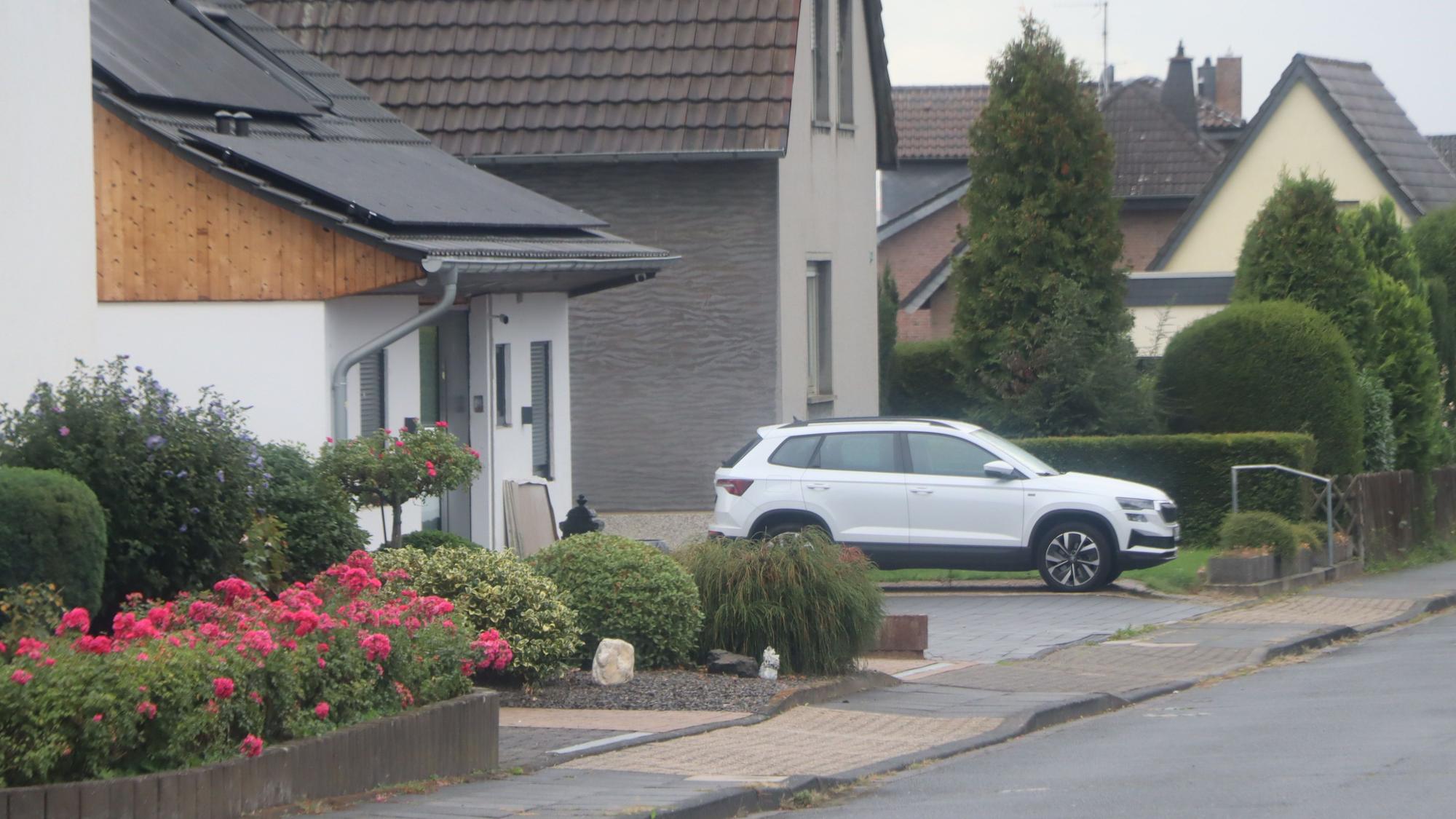 Die Tat hat die Siedlung in Erftstadt-Köttingen erschüttert. Nachts traut sich kaum jemand mehr auf die Straße, sagt ein Anwohner.