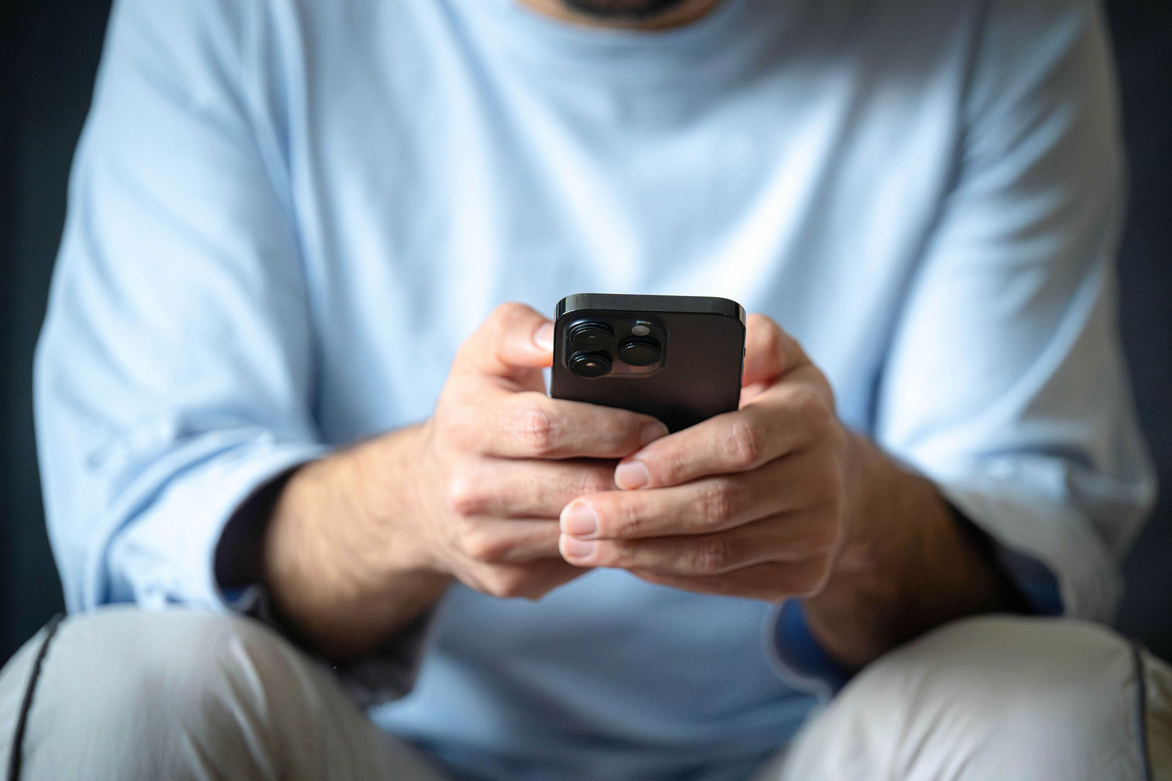 Mann mit Smartphone in den Händen