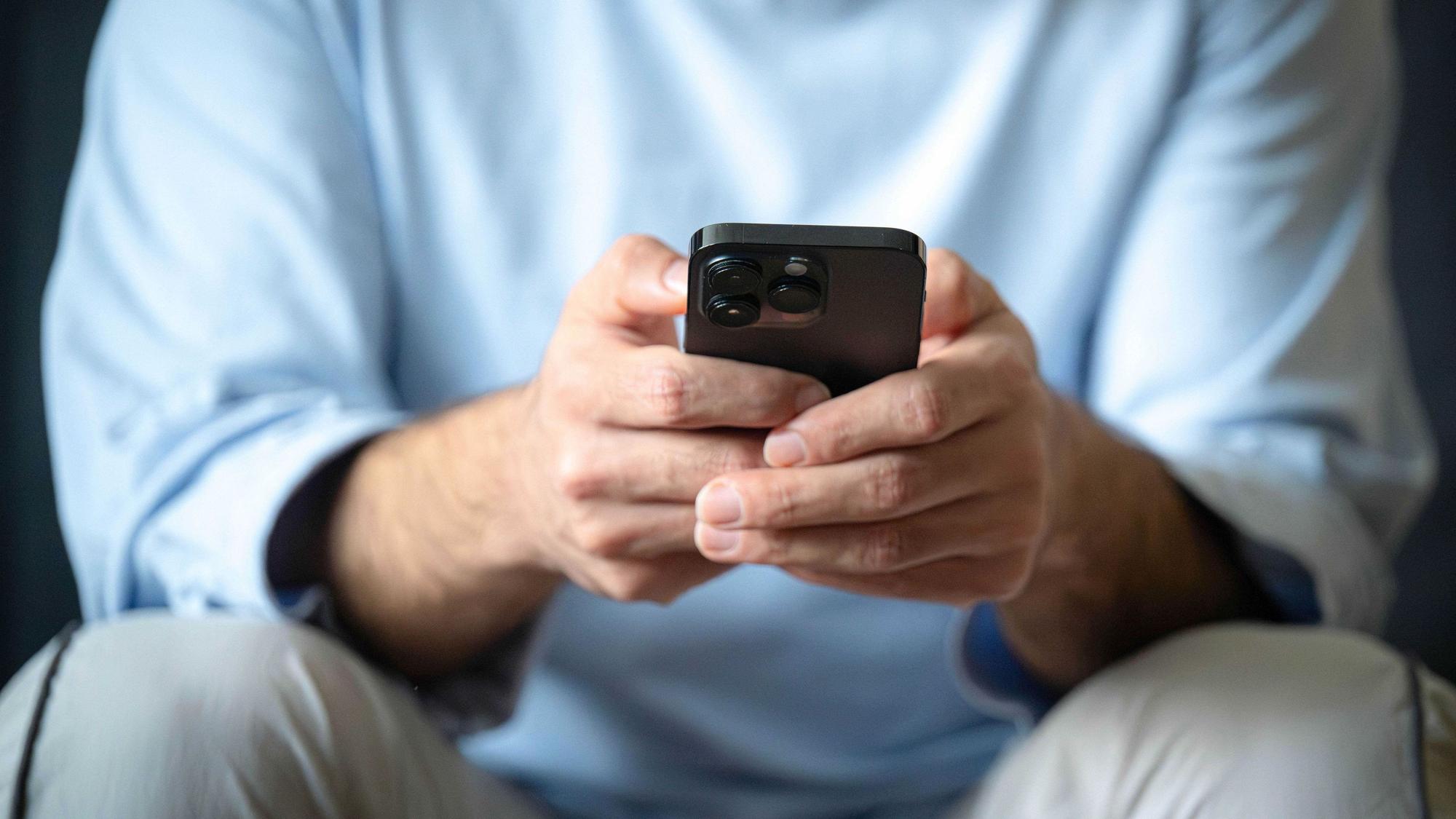Mann mit Smartphone in den Händen