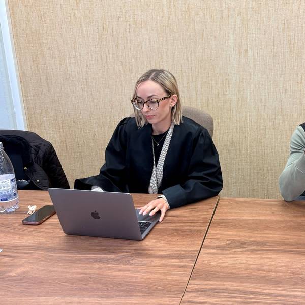 Der Angeklagte mit seiner Verteidigerin Anne Kieven beim Prozessauftakt im Landgericht