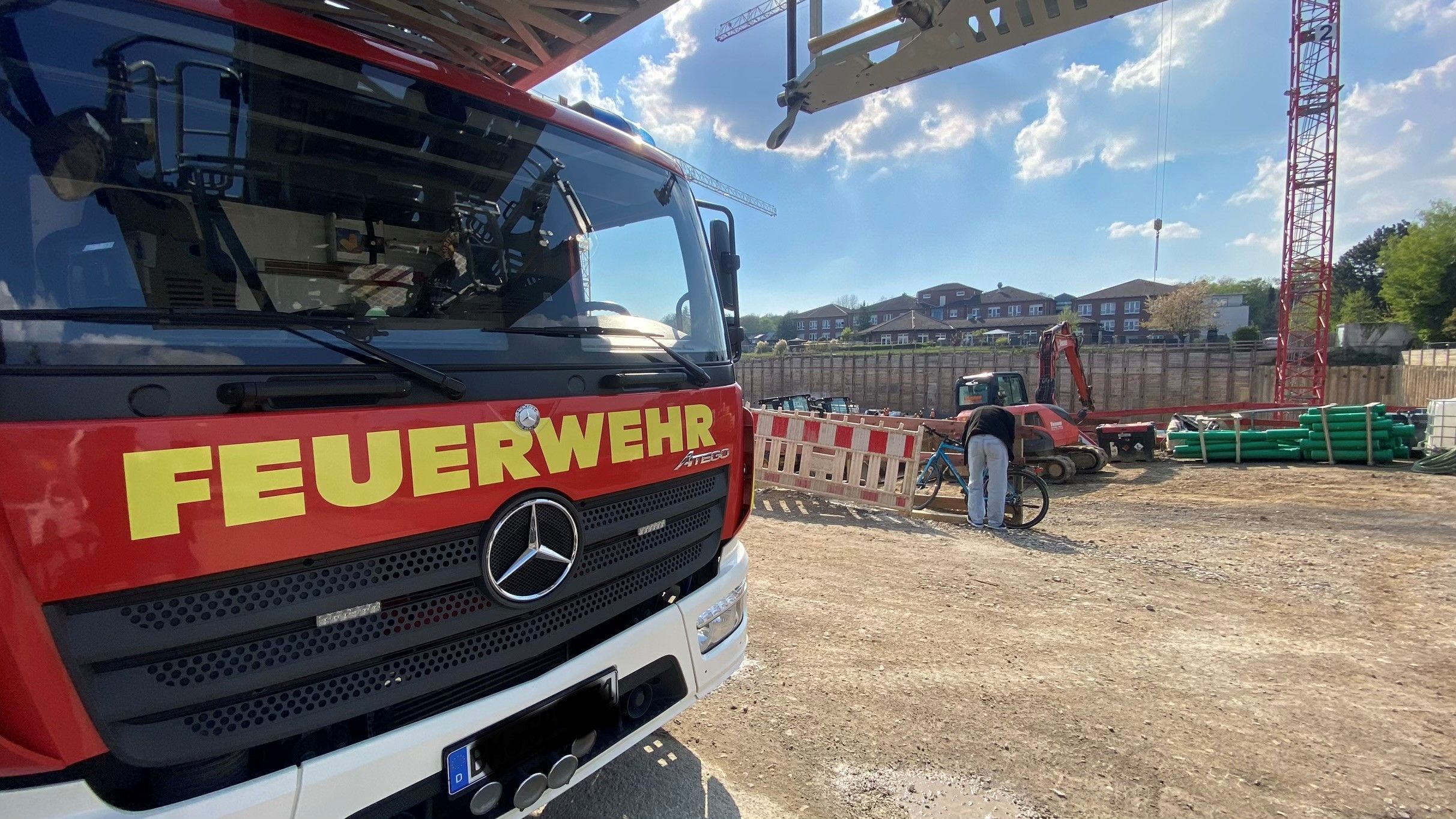 Zu sehen ist ein Feuerwehrauto auf einer Baustelle.