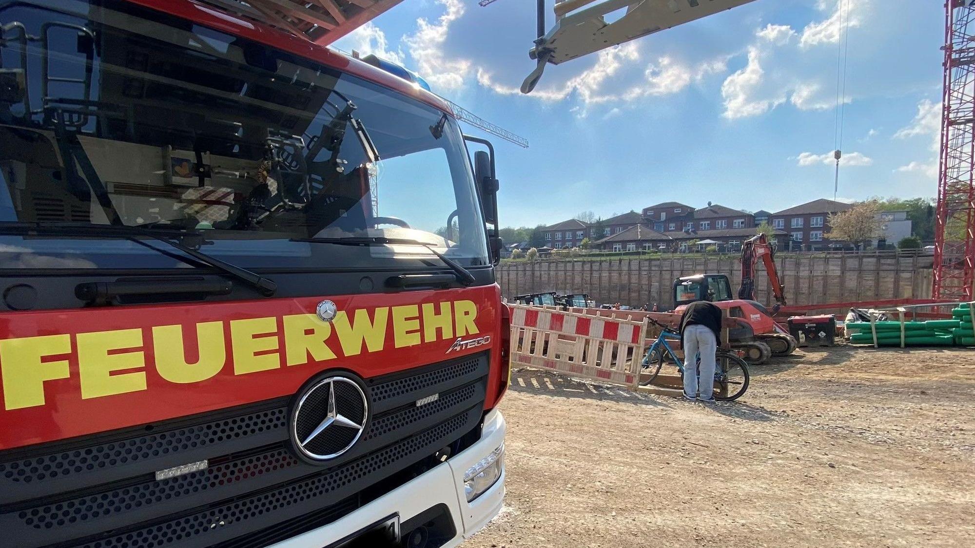 Zu sehen ist ein Feuerwehrauto auf einer Baustelle.