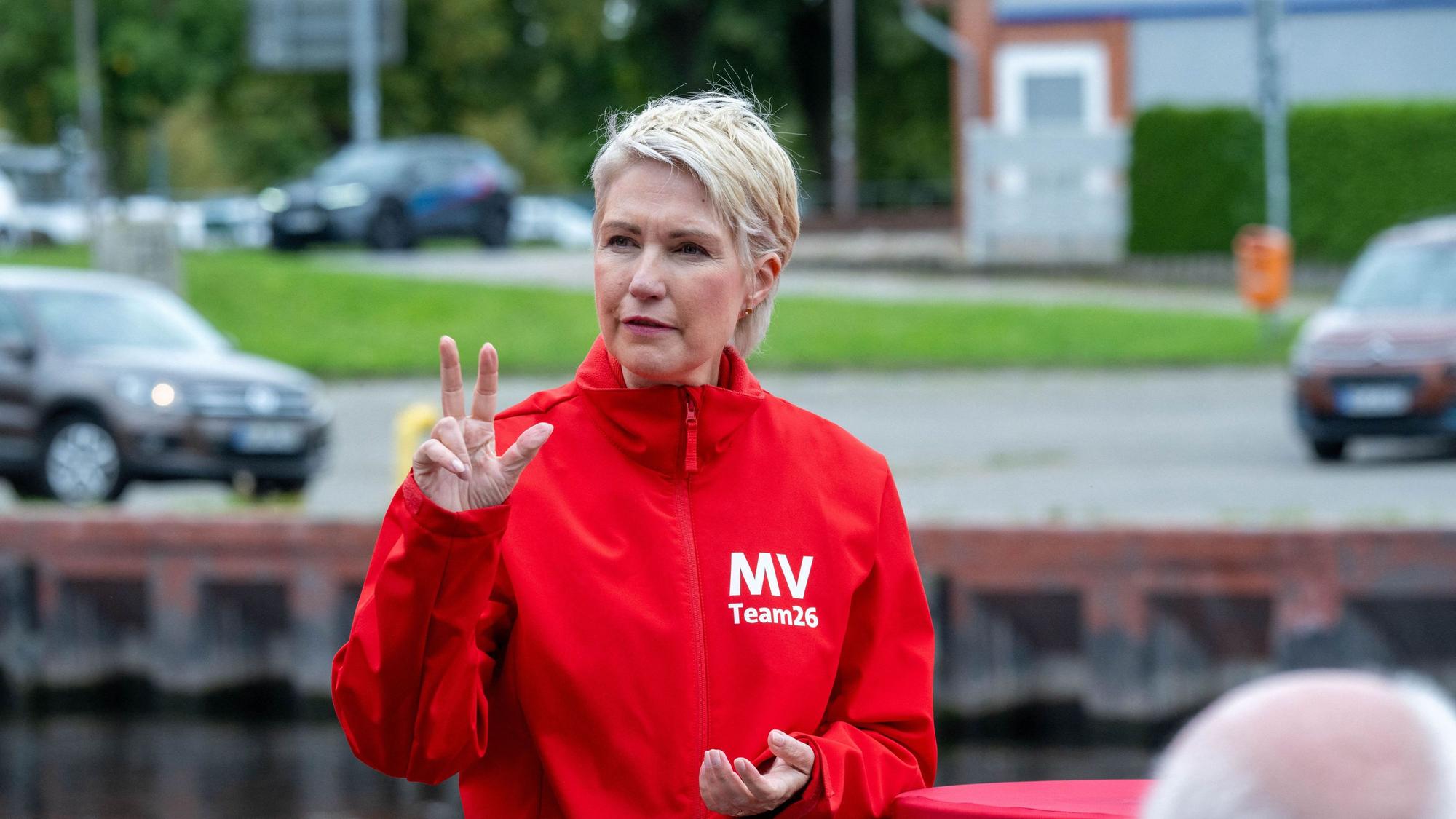 Manuela Schwesig spricht bei einem Bürgerdialog mit Bürgern.