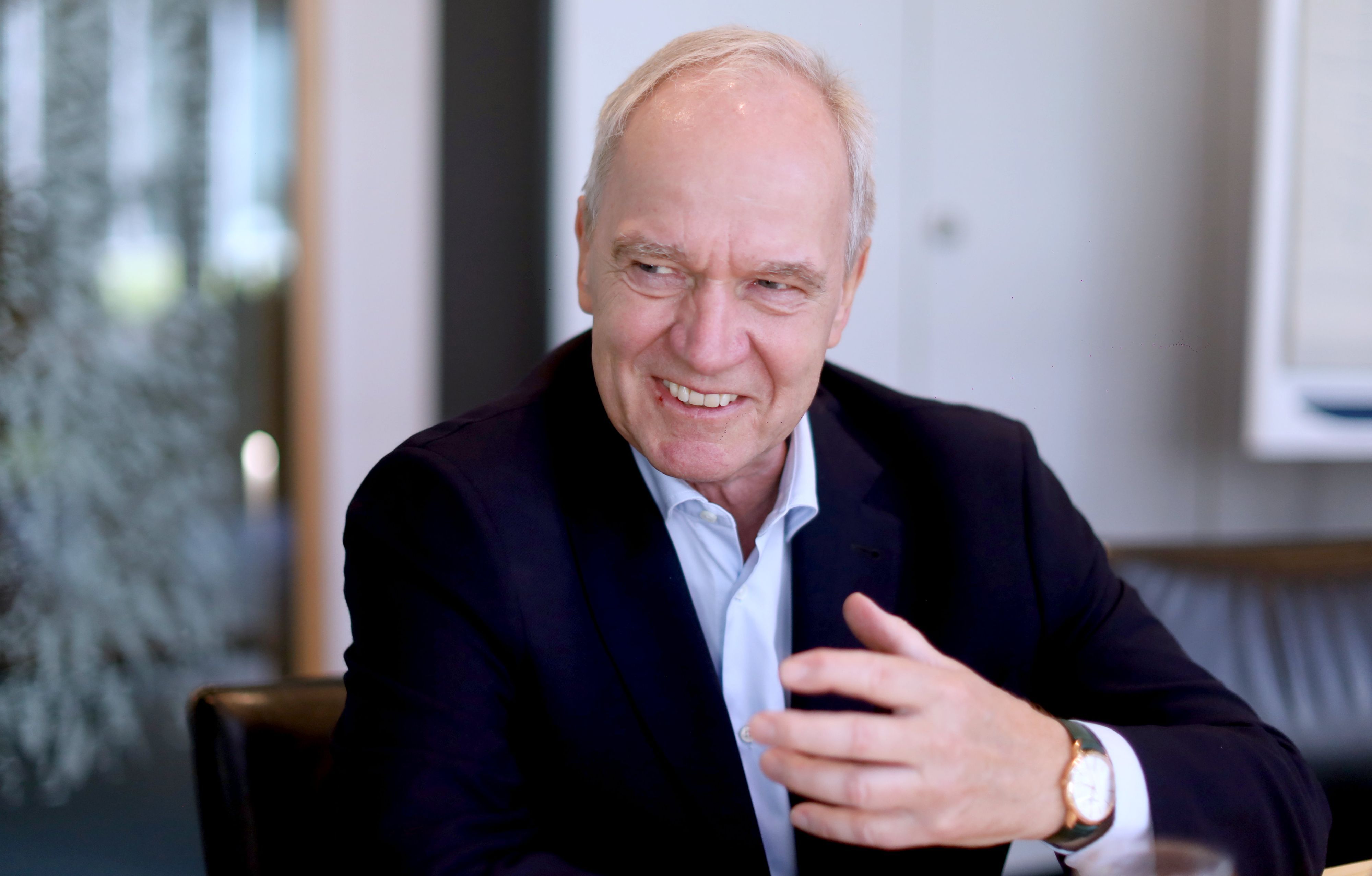 Porträt von Karl-Ludwig Kley in einer Gesprächssituation