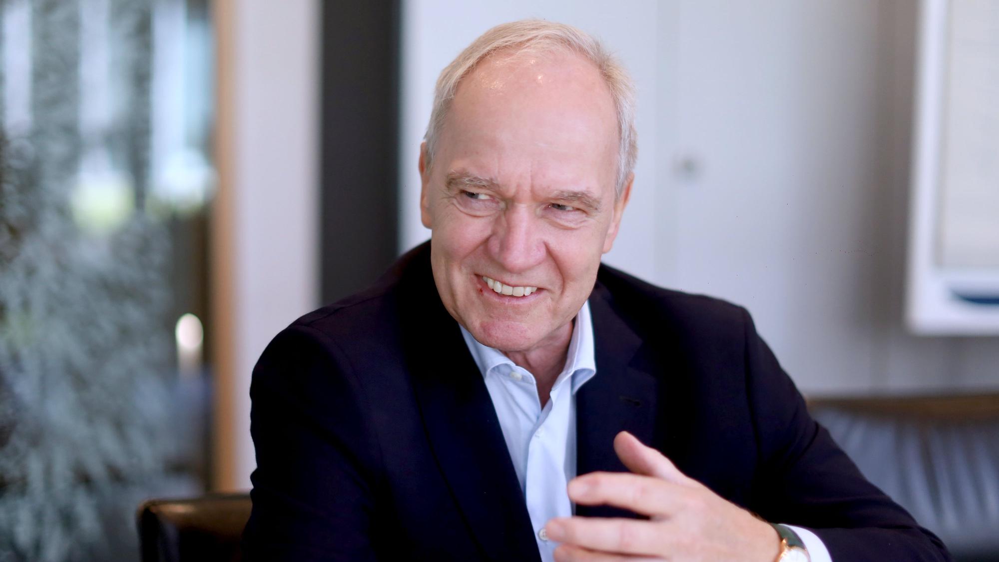 Porträt von Karl-Ludwig Kley in einer Gesprächssituation