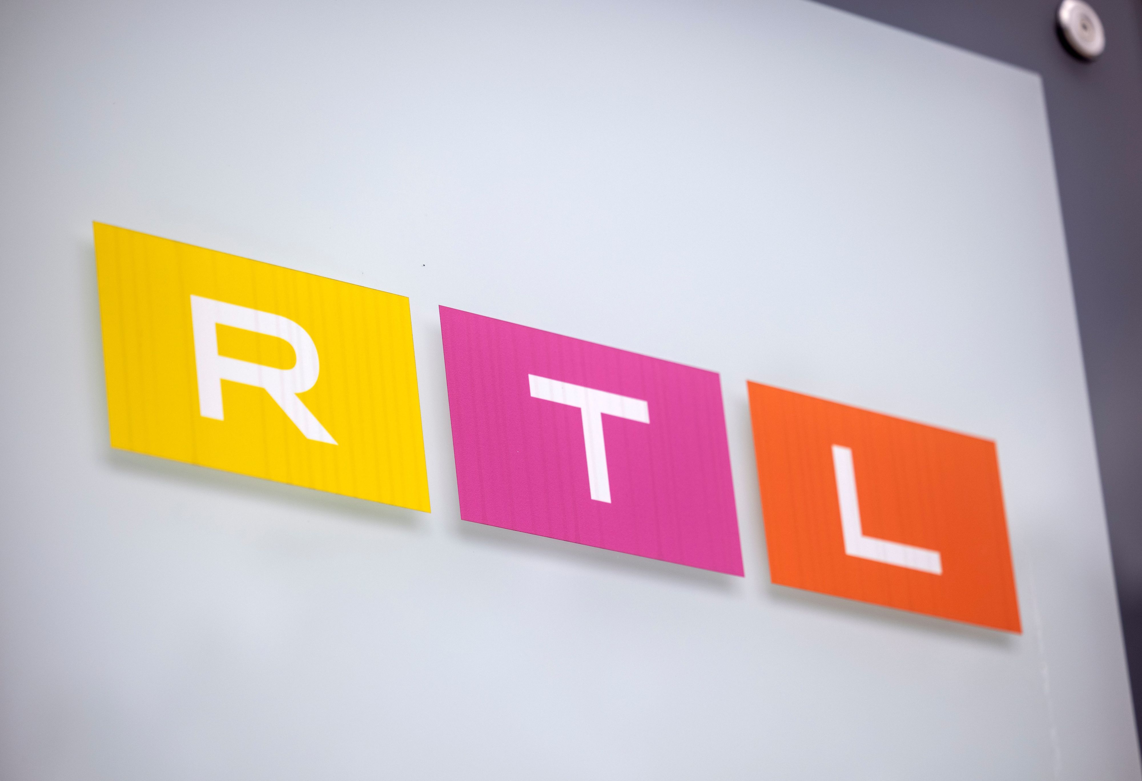 Das Logo des Fernsehsenders RTL ist auf einem Hinweisschild vor dem Gebäude des Sendezentrums in Köln zu sehen.
