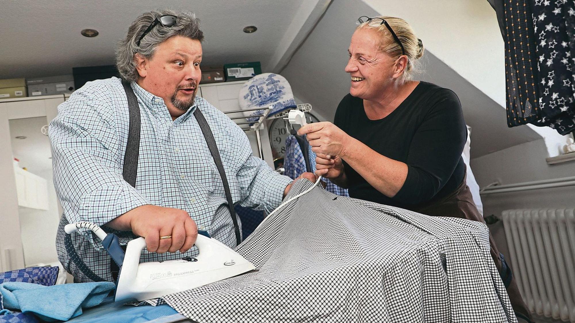 Thomas Cüpper 'Et Klimpermännche' mit Frau Cerstin Cüpper am Bügelbrett.