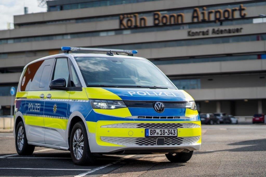 Bundespolizei stoppt Mann mit gefälschtem Visum am Flughafen.
