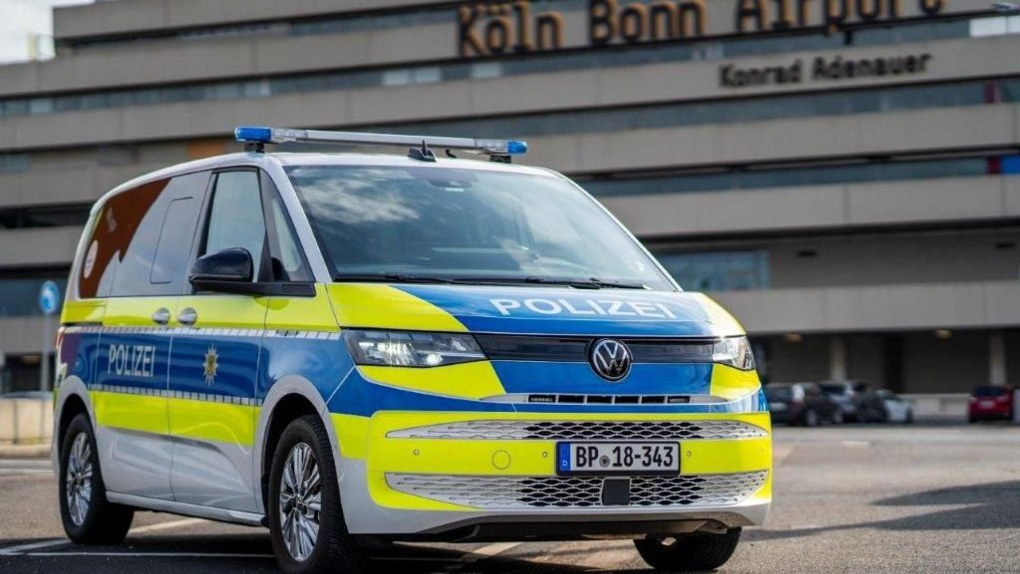 Bundespolizei stoppt Mann mit gefälschtem Visum am Flughafen.