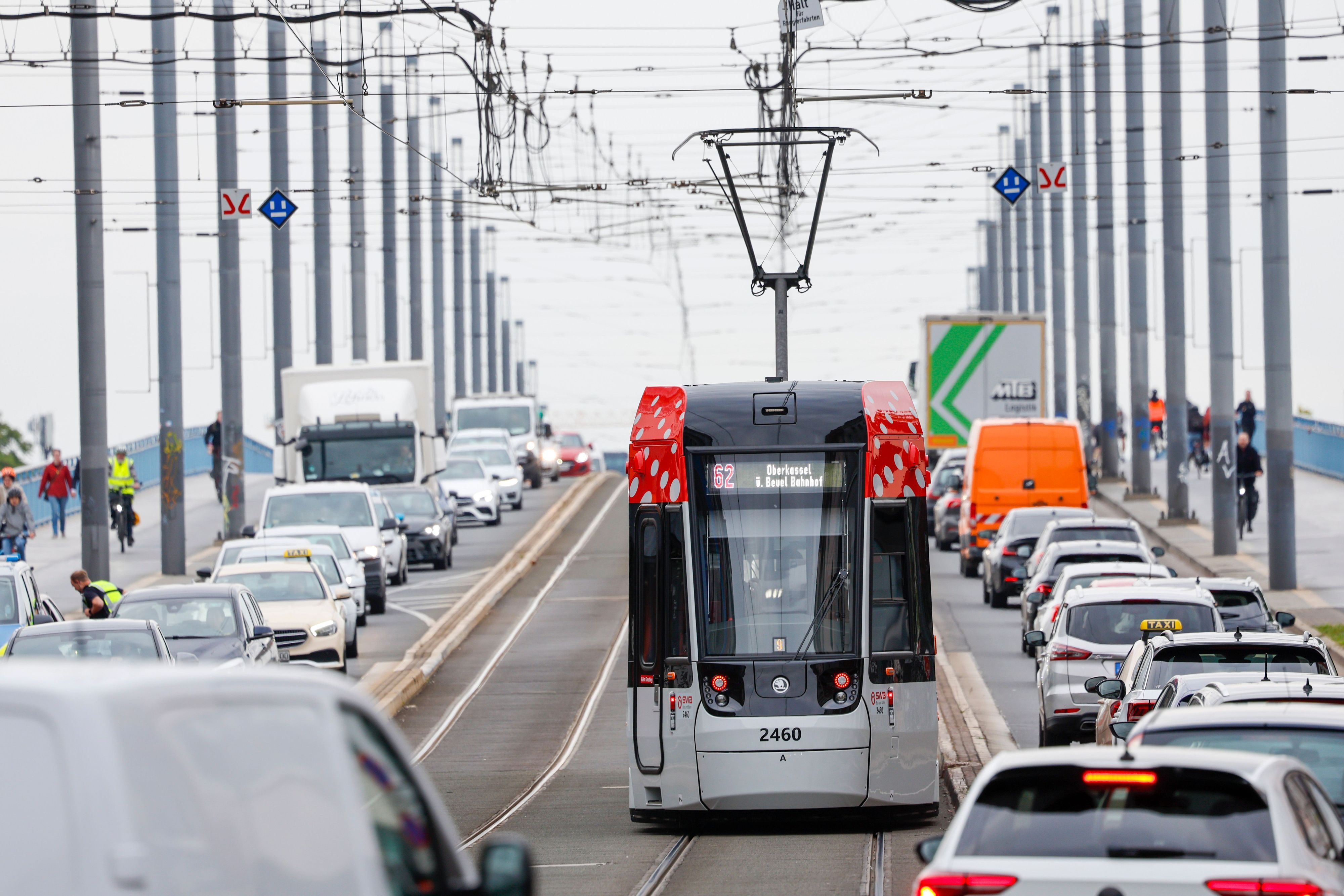 Eine Straßenbahn der SWB fährt auf der Kennedybrücke an den im Stau stehenden Fahrzeugen vorbei. (Archiv)