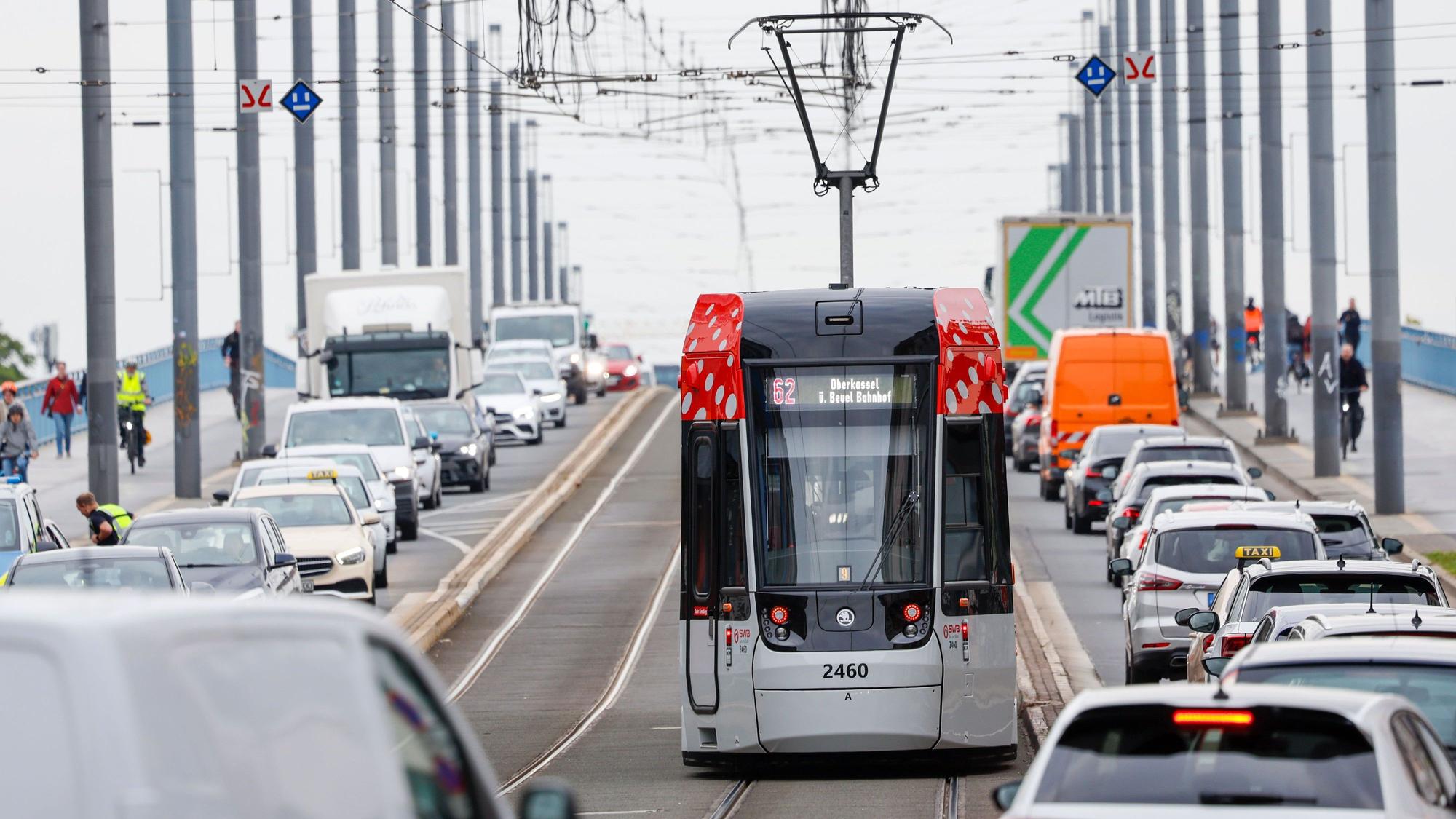 Eine Straßenbahn der SWB fährt auf der Kennedybrücke an den im Stau stehenden Fahrzeugen vorbei. (Archiv)