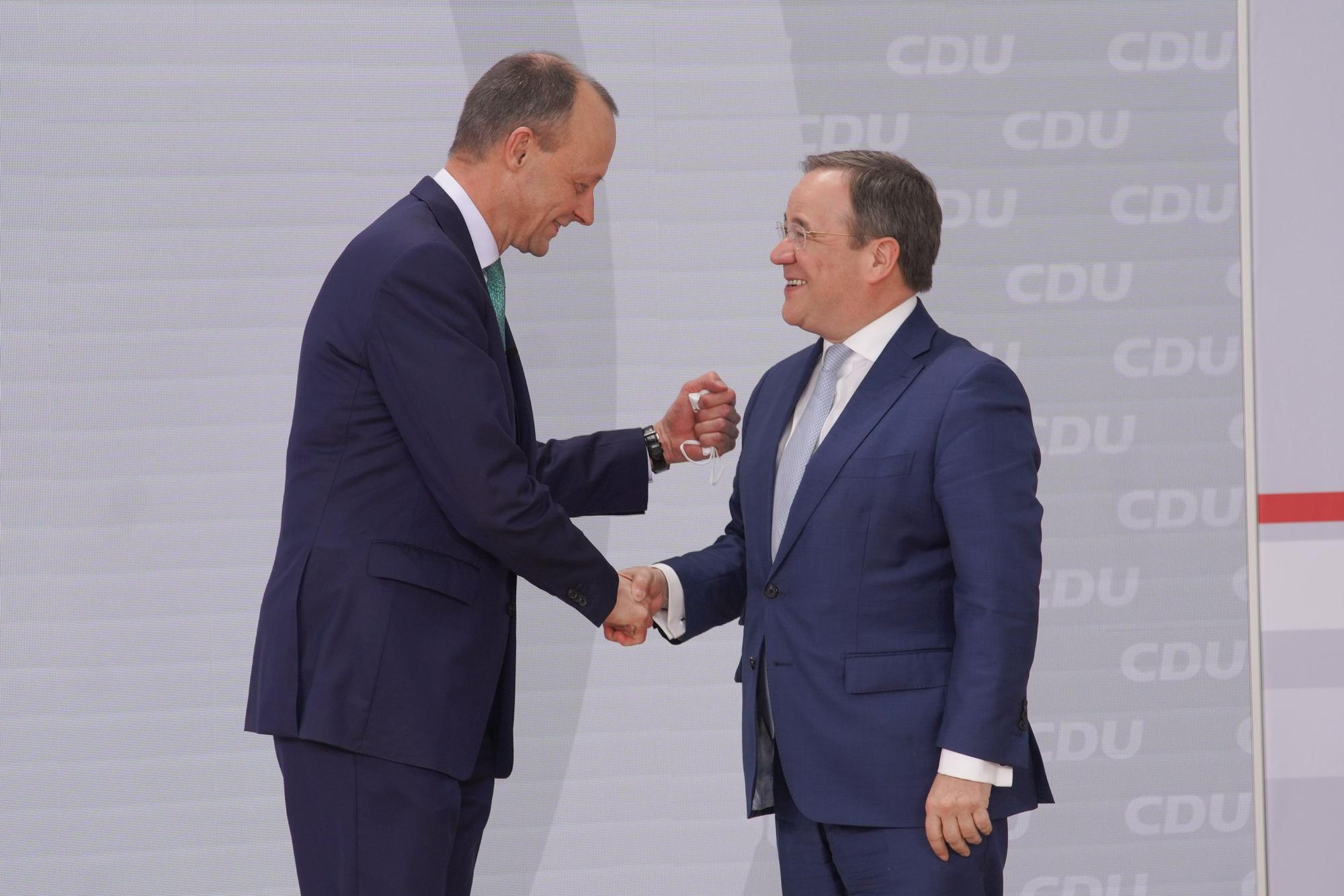Januar 2022: Friedrich Merz wurde zum CDU-Vorsitzenden gewählt, sein Vorgänger Armin Laschet gratuliert.