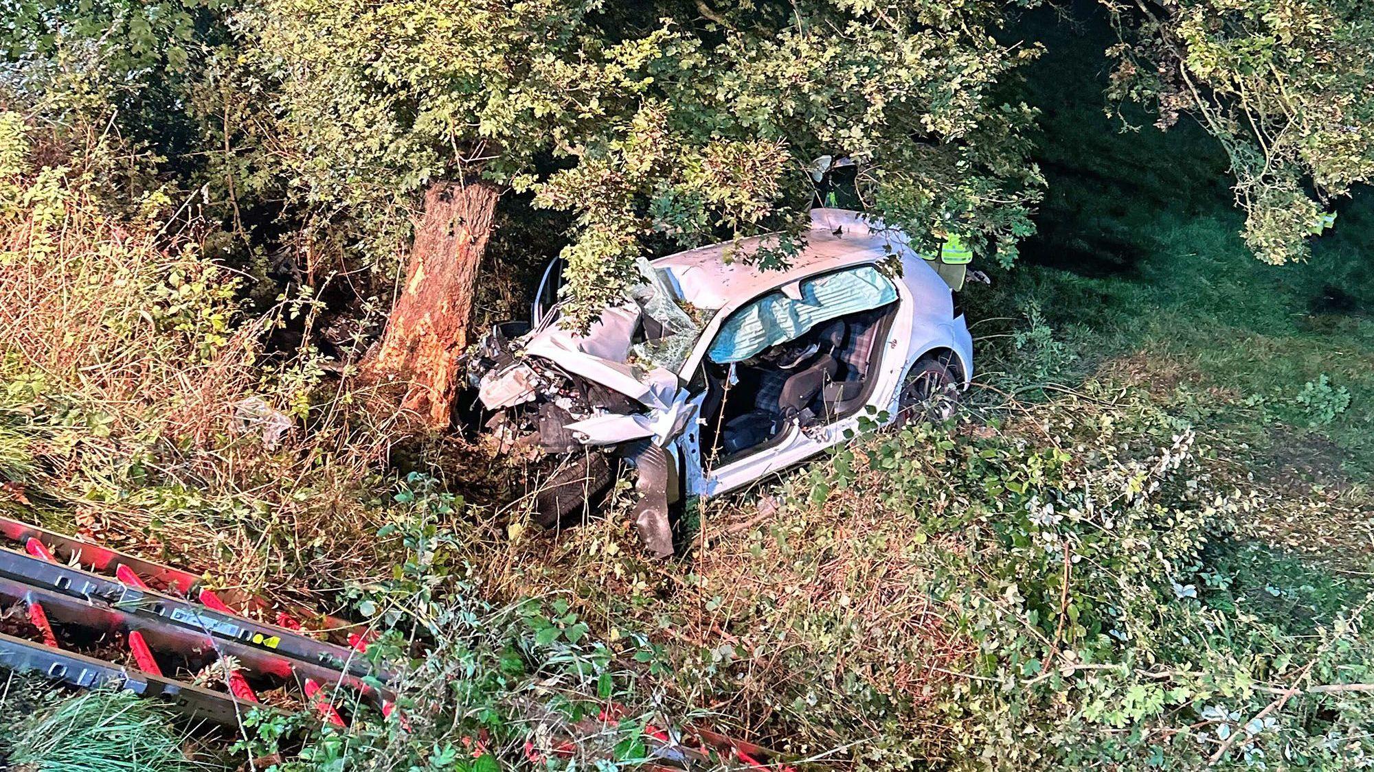 Der Wagen schleuderte von der Fahrbahn und kollidierte mit einem Baum.