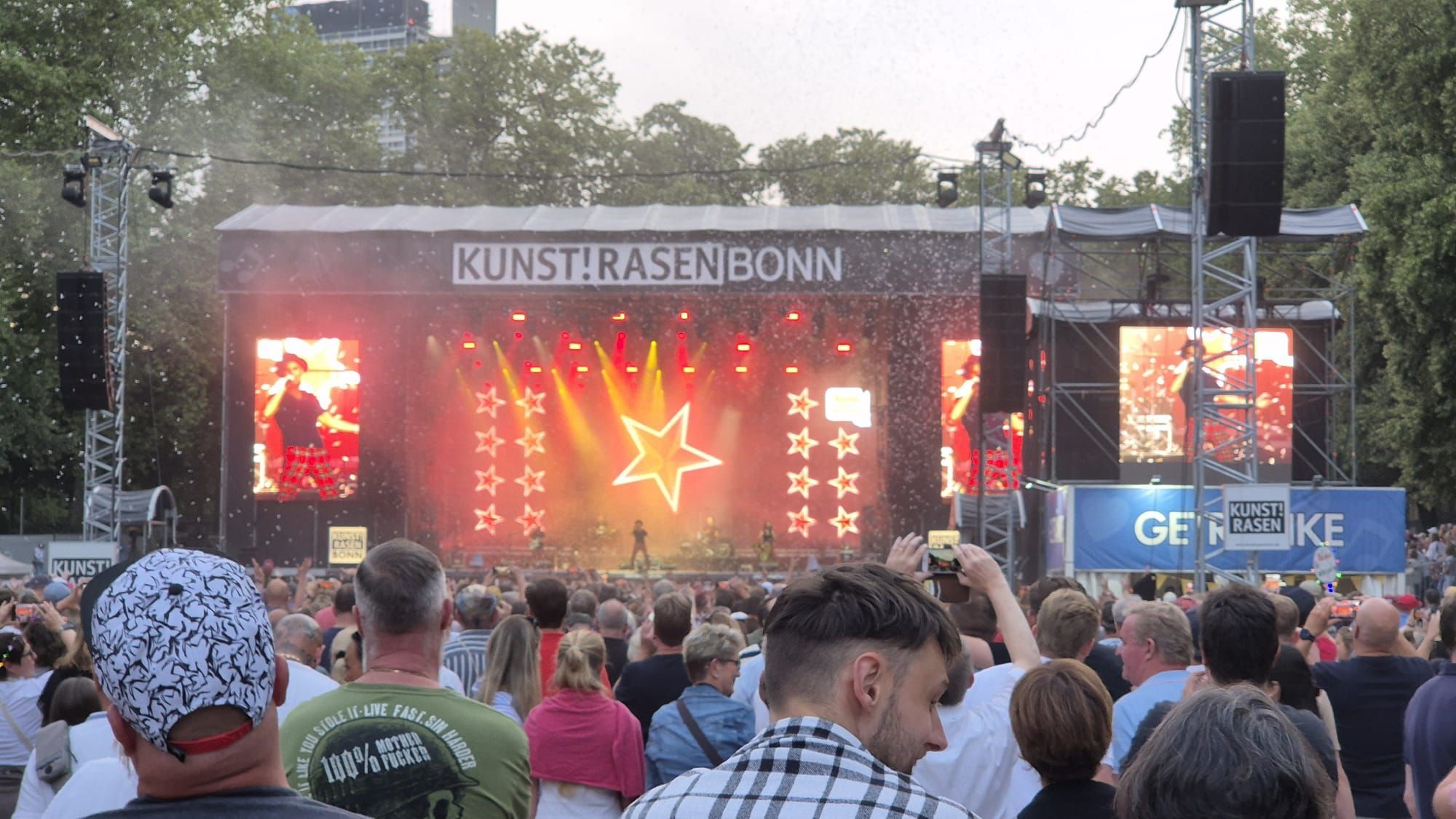 Konzert der Band Brings auf dem Kunstrasen in Bonn 2026.