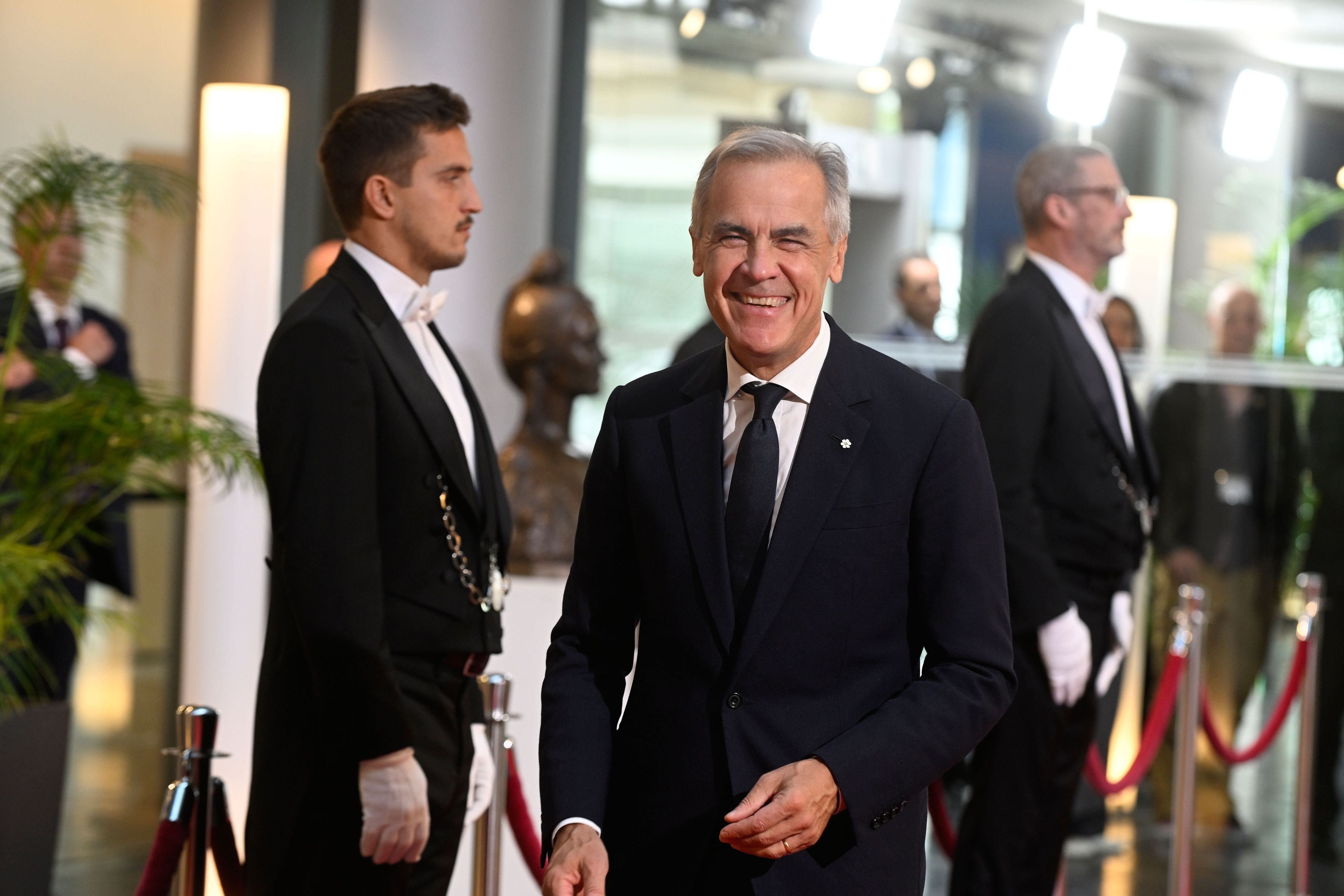 Kanadas Premierminister Mark Carney (vorne) trifft im Europäischen Parlament in Straßburg im Osten Frankreichs ein, um eine Rede zu halten.