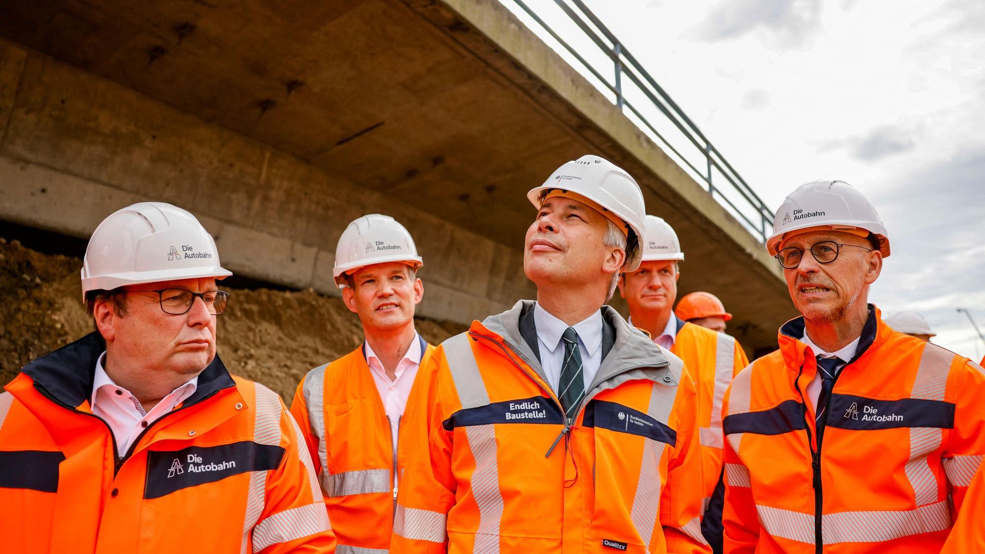 Oliver Krischer (l-r, Bündnis 90/Die Grünen), Minister für Umwelt, Naturschutz und Verkehr von Nordrhein-Westfalen, Hendrik Streeck (CDU), Sucht- und Drogenbeauftragter der Bundesregierung, Steffen Bilger, (CDU), Bundesverkehrsminister, und Dirk Brandenburger, Technischer Geschäftsführer der Autobahn GmbH, besuchen die Baustelle der gesperrten Nordbrücke.