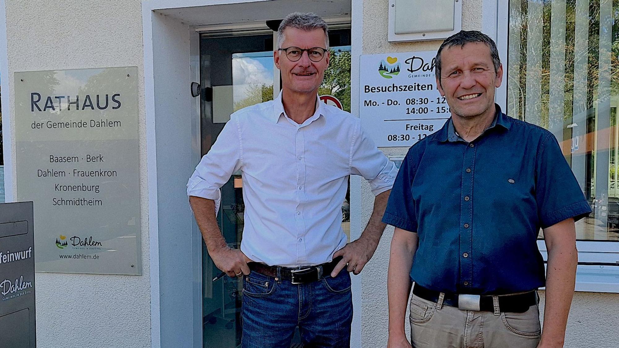 Zwei Männer stehen vor dem Rathaus der Gemeinde Dahlem in Schmidtheim.