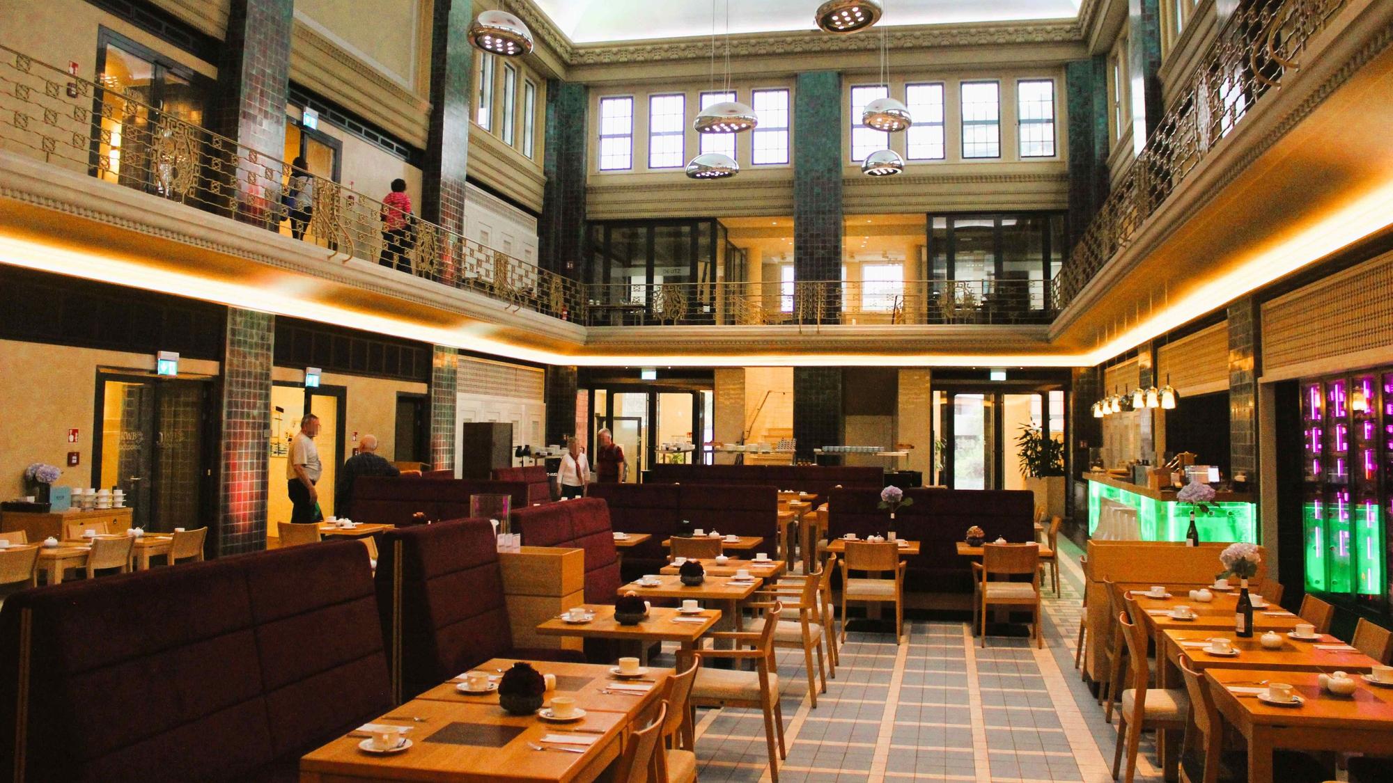 KWB-Restaurant in der ehemaligen Schwimmhalle des Deutz-Kalker Bads