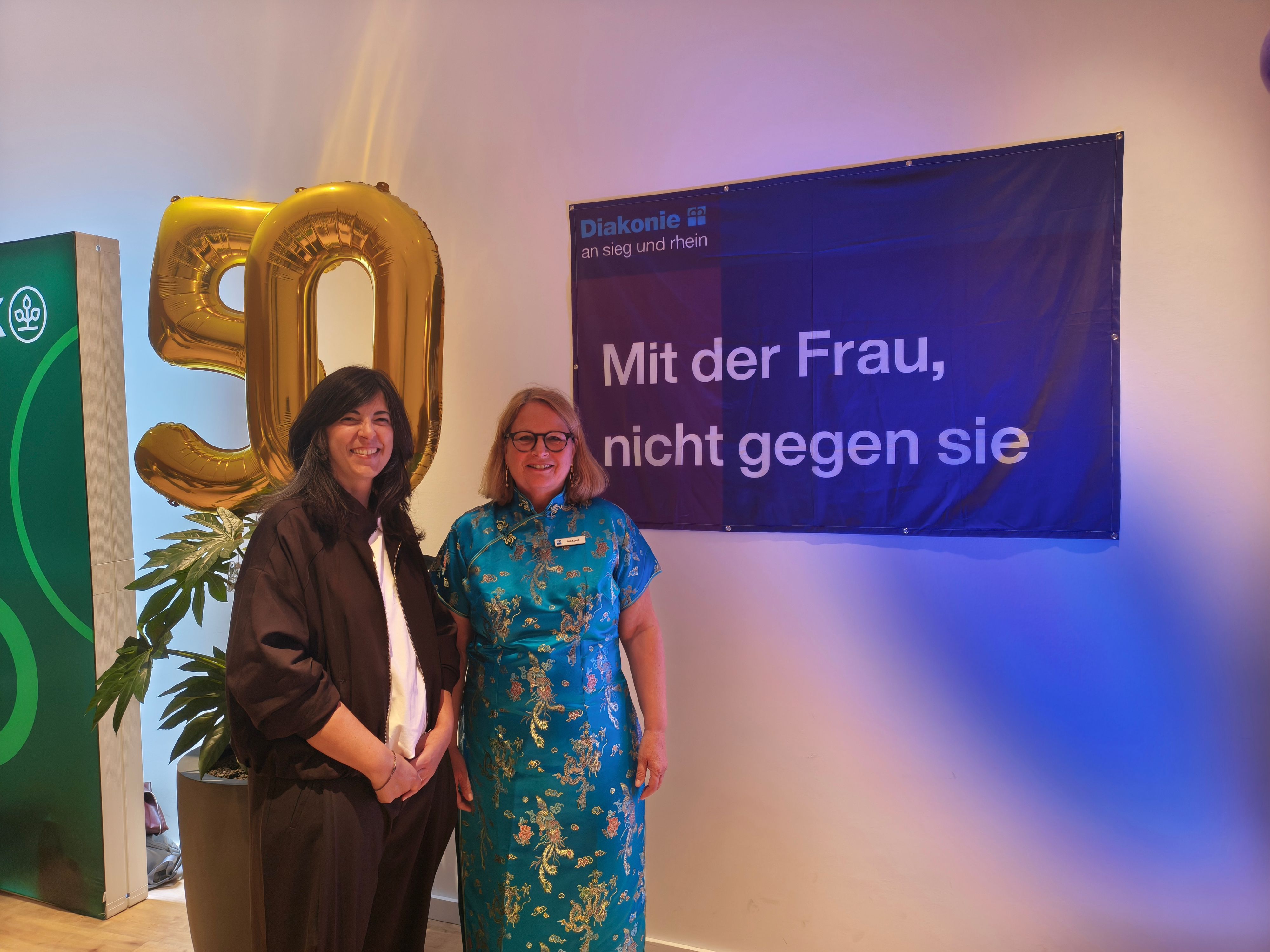 Die Künstlerin Dolors Planiol (Ausstellung „On Motherhood“) und Ruth Kippelt, Leiterin der Diakonie an Rhein und Sieg.