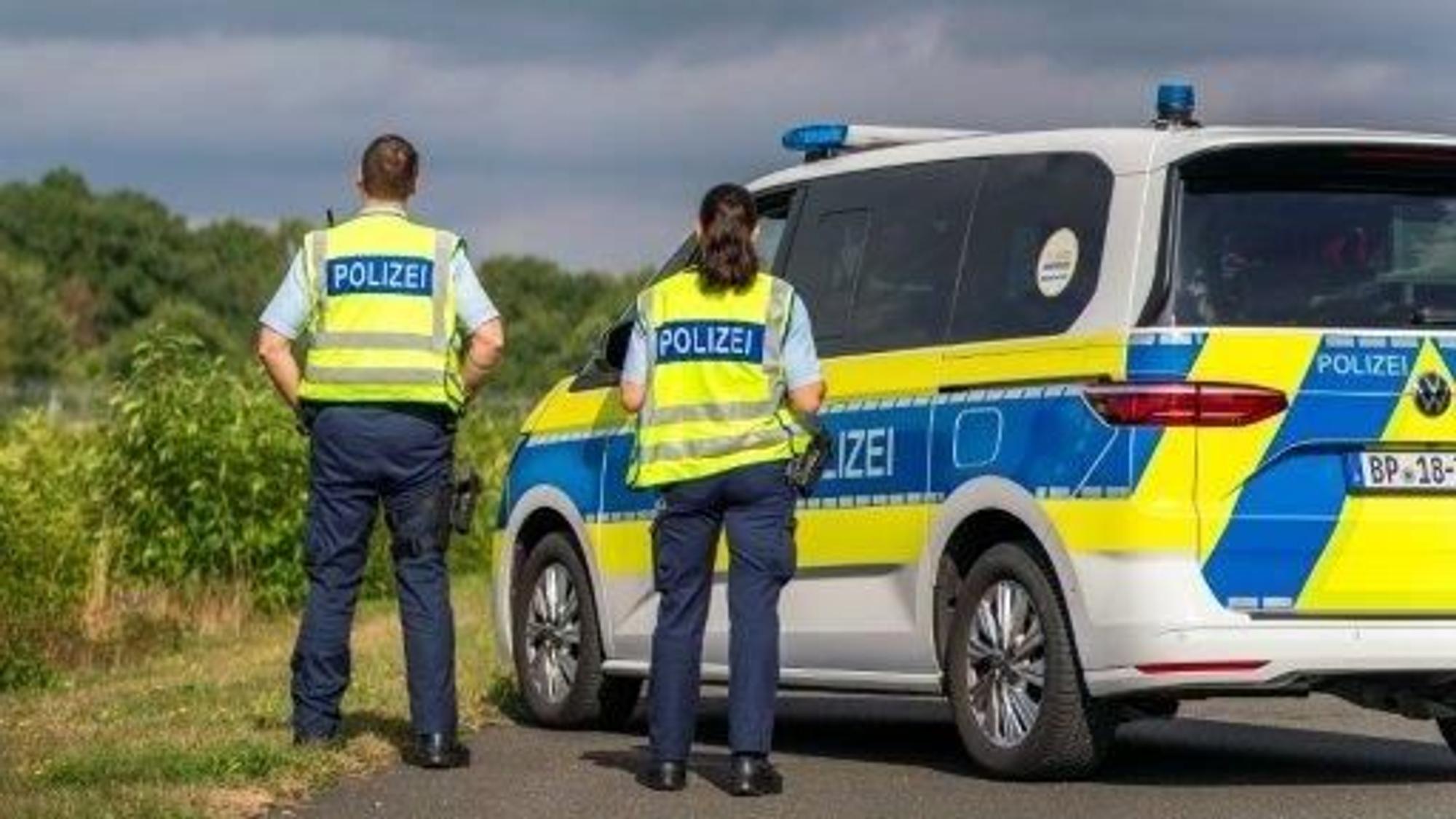 Ein Logo der Bundespolizei an einer Uniform.