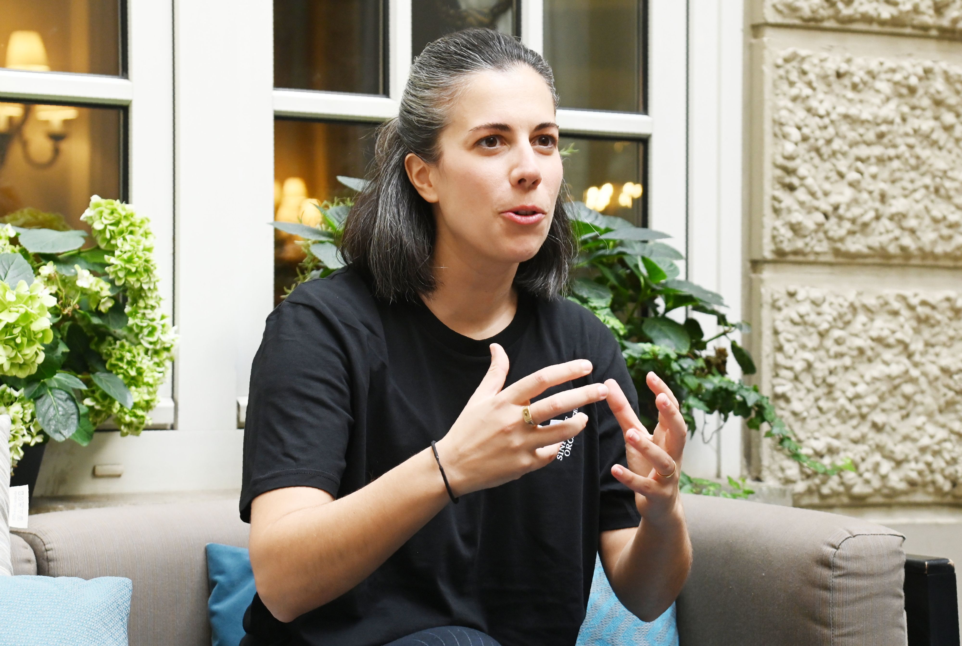 Marie Jacquot spricht und gestikuliert dabei.