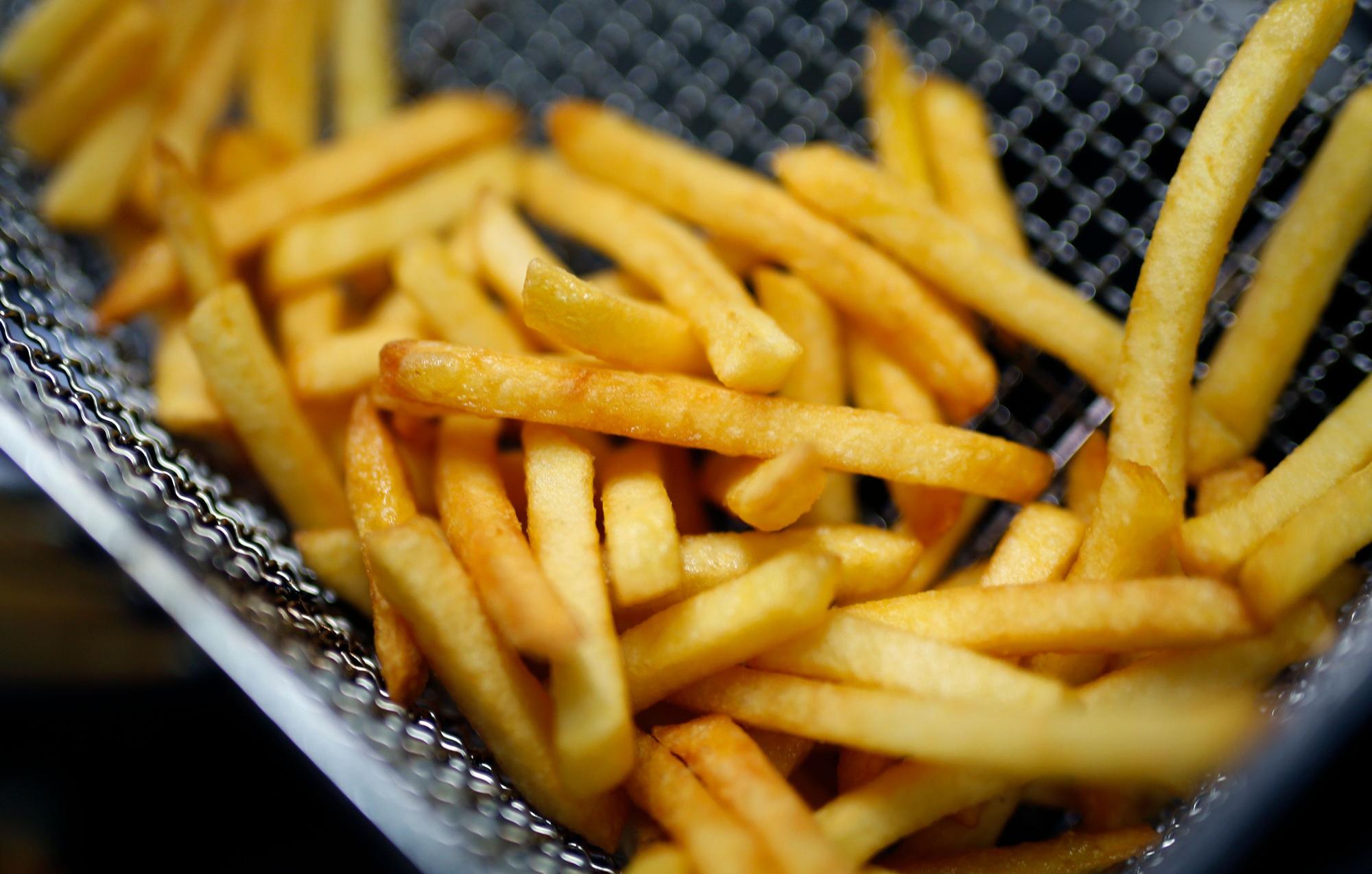 Wirkt sich die schlechte Kartoffelernte auf die Preise für Pommes frites aus? (Symbolbild von Pommes in einer Fritteuse)
