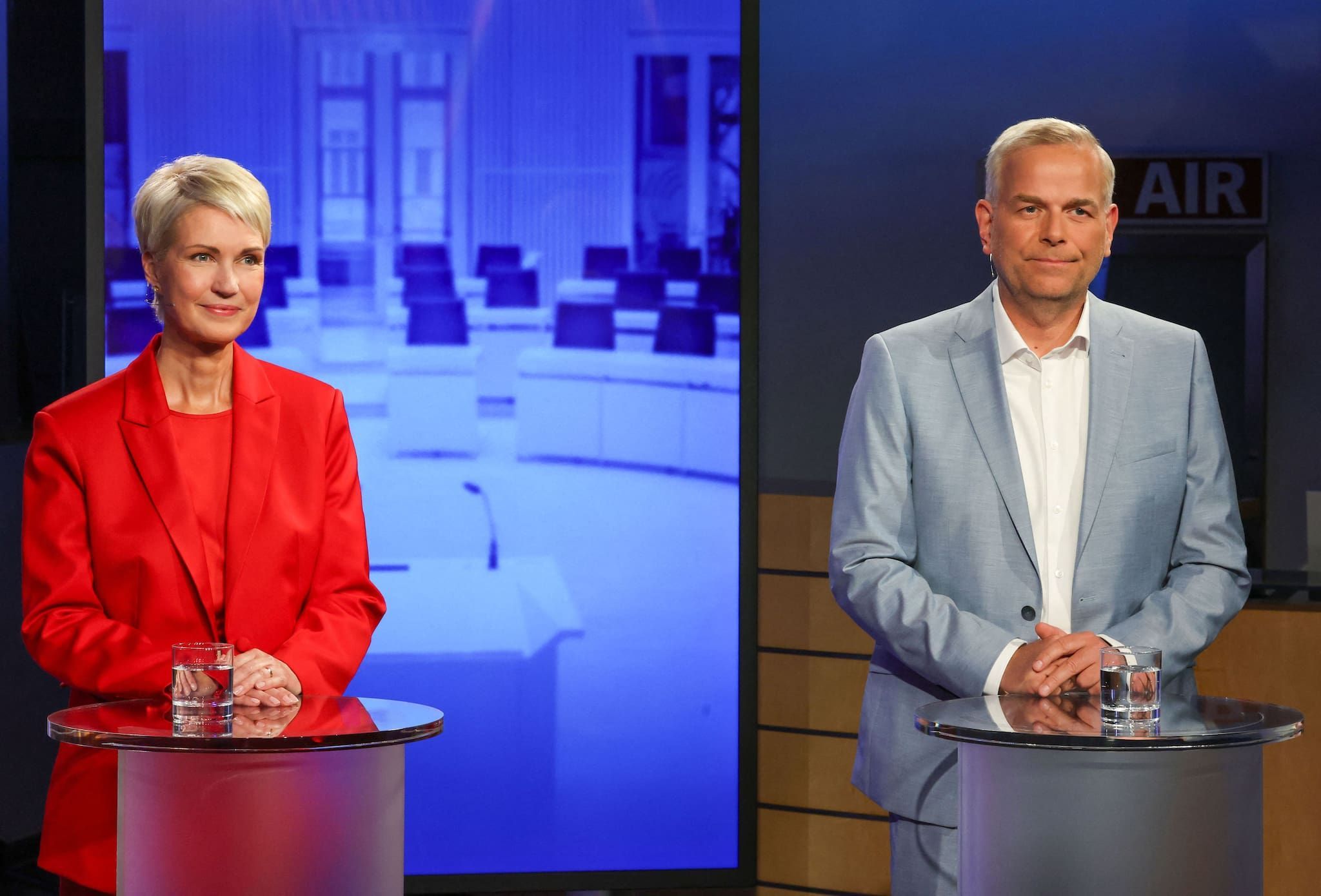 Manuela Schwesig (SPD), die Ministerpräsidentin und SPD-Spitzenkandidatin, und Leif-Erik Holm (AfD), der Ministerpräsident werden möchte, beim TV-Duell vom NDR. .