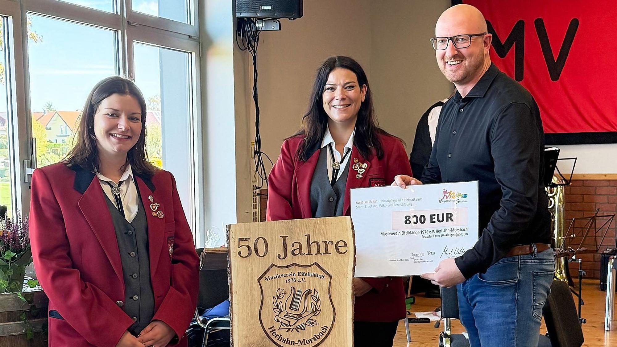Ingo Pfennings präsentiert den Scheck der Bürgerstiftung.