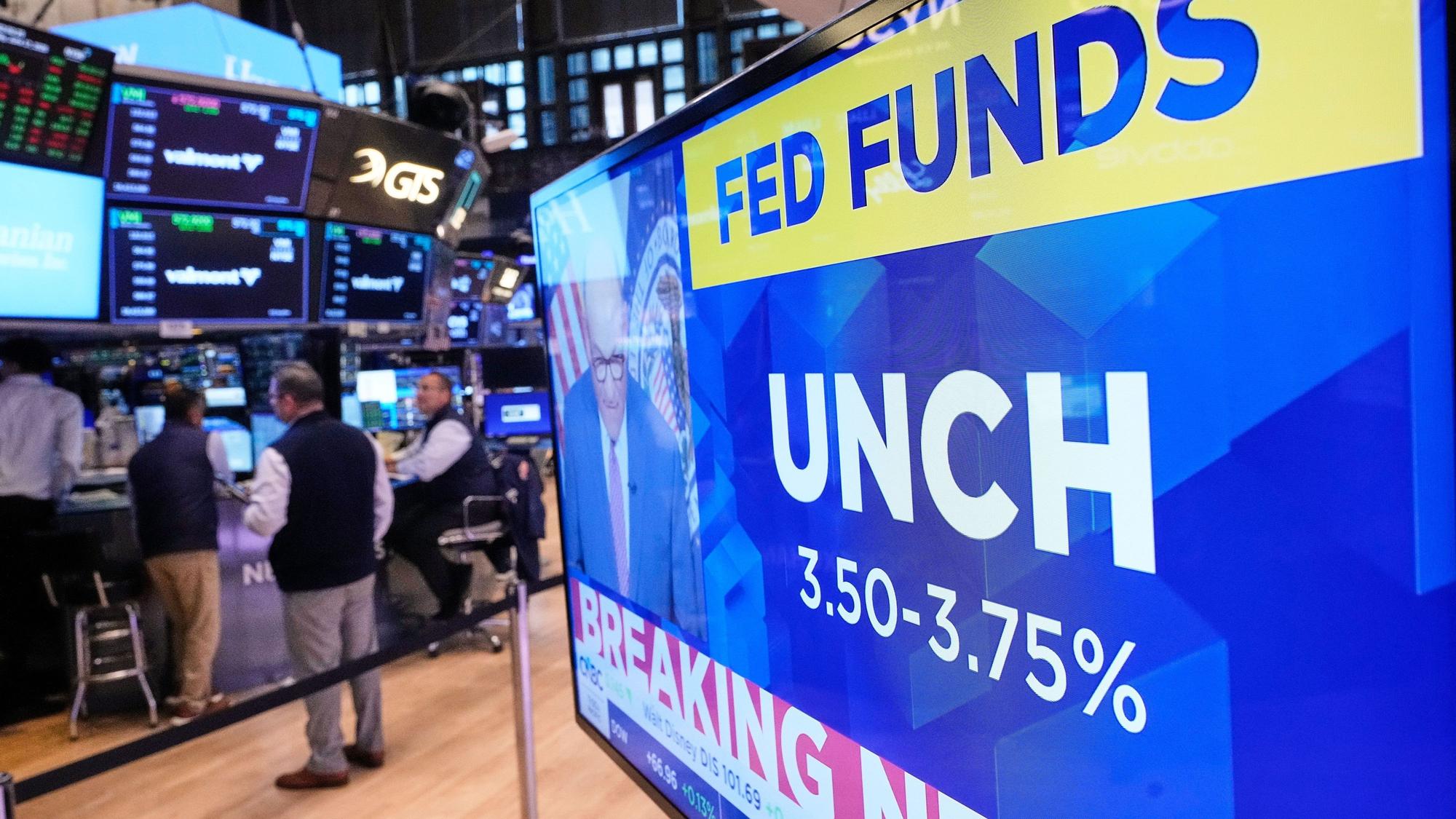 Ein blauer Fernsehbildschirm im Handelssaal der New Yorker Börse zeigt die Sätze des Leitzinses, bevor die US-Notenbank am Mittwochabend ihre Zinsen erhöht hat.