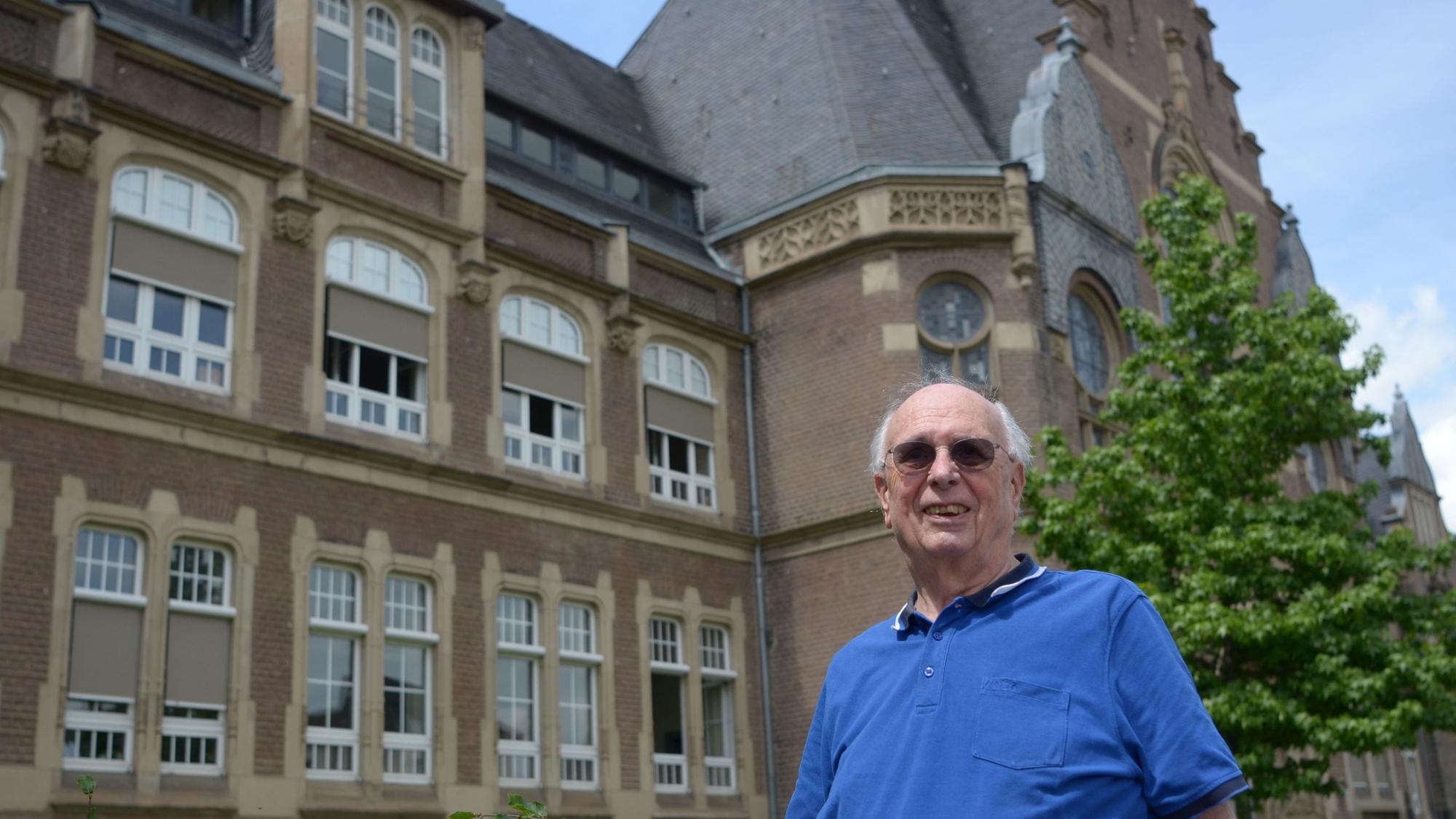 Das Bild zeigt Wiskirchen vor dem alten Schulgebäude.