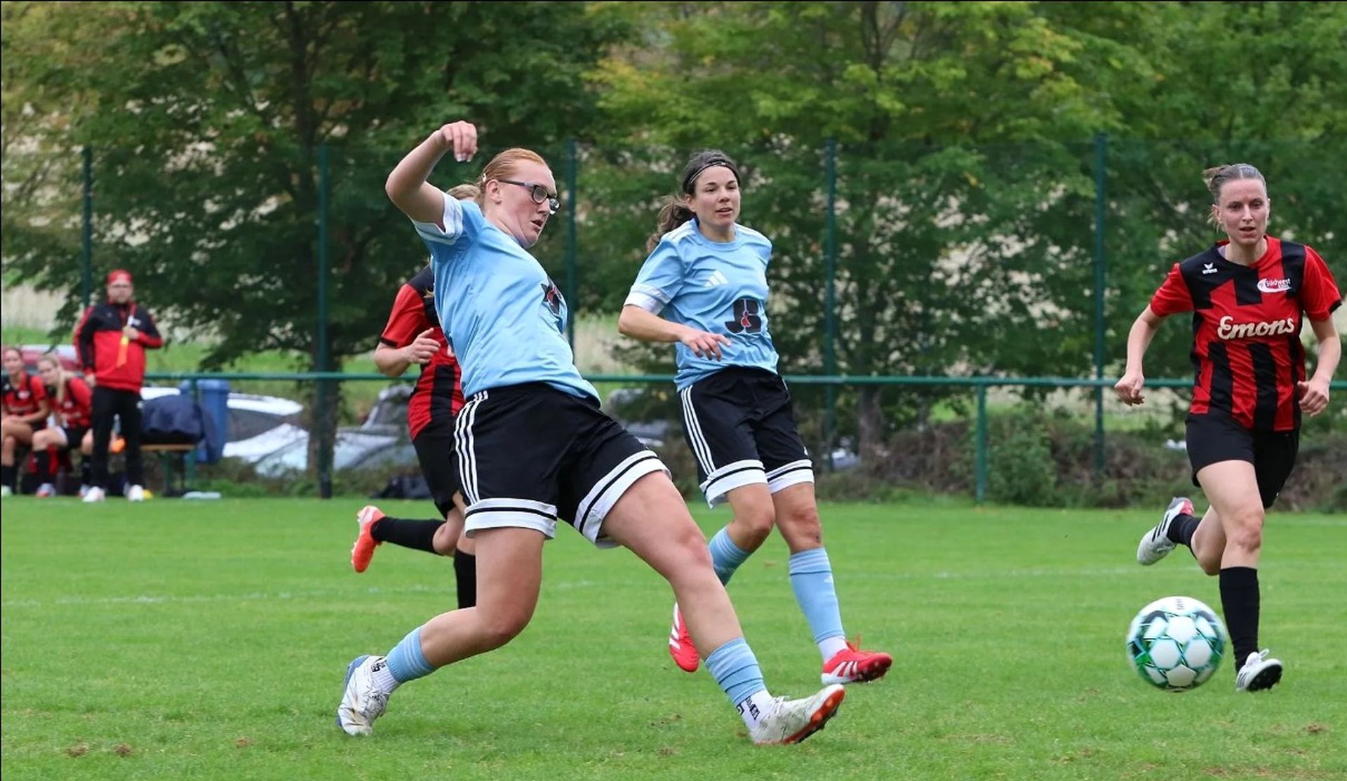 Jana Opgenorth beim Torschuss, im Hintergrund stoppt Steffi Möseler, eine Gegenspielerin kommt zu spät.