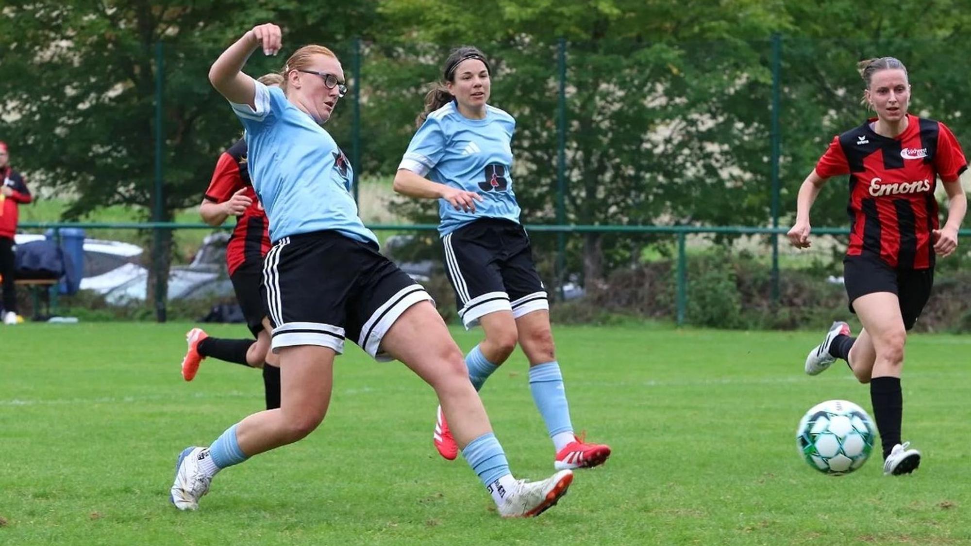 Jana Opgenorth beim Torschuss, im Hintergrund stoppt Steffi Möseler, eine Gegenspielerin kommt zu spät.
