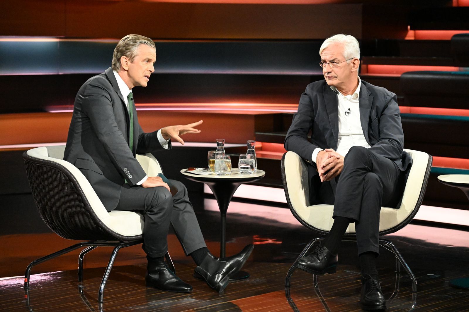 CDU-Politiker Mathias Middelberg (rechts) gab hinsichtlich eines möglichen vorzeitigen Kanzlertausches zu: „Ehrlicherweise gibt es auch darüber eine Diskussion.“ (Bild: ZDF / Cornelia Lehmann)