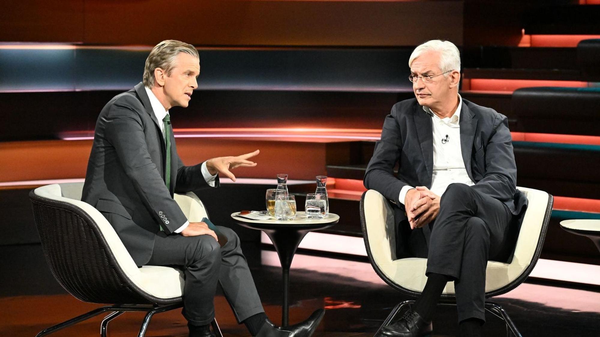 CDU-Politiker Mathias Middelberg (rechts) gab hinsichtlich eines möglichen vorzeitigen Kanzlertausches zu: „Ehrlicherweise gibt es auch darüber eine Diskussion.“ (Bild: ZDF / Cornelia Lehmann)