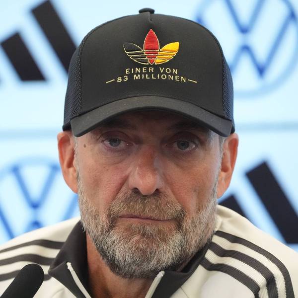 Bundestrainer Jürgen Klopp kommt zur Pressekonferenz zur ersten Kadernominierung der Nationalmannschaft mit einer Adidas Kappe