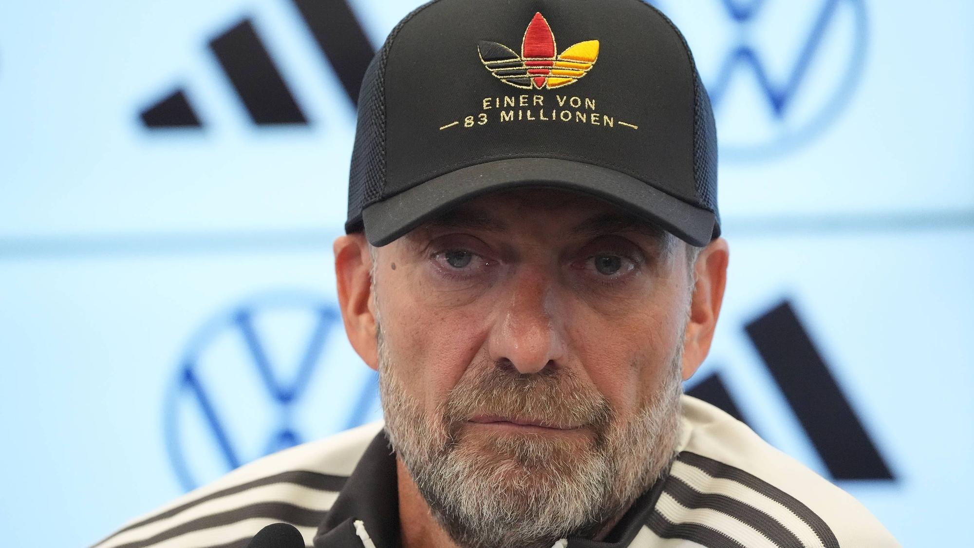 Bundestrainer Jürgen Klopp kommt zur Pressekonferenz zur ersten Kadernominierung der Nationalmannschaft mit einer Adidas Kappe