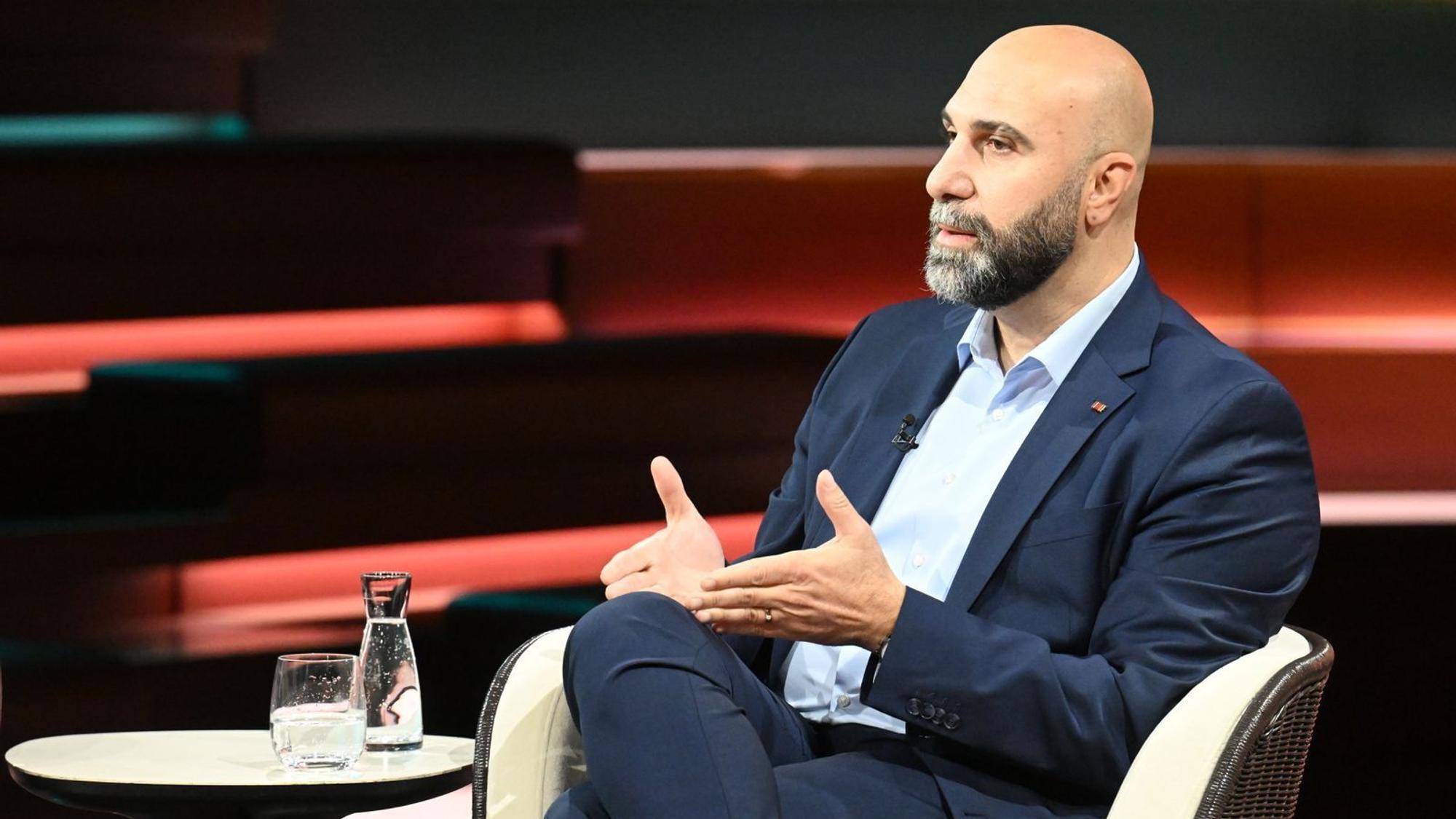 Ahmad Mansour sah einen entscheidenden Beitrag zur gesellschaftlichen Spaltung in den sozialen Medien. Diese seien „Spaltungsmaschinerien“. (Bild: ZDF / Cornelia Lehmann)