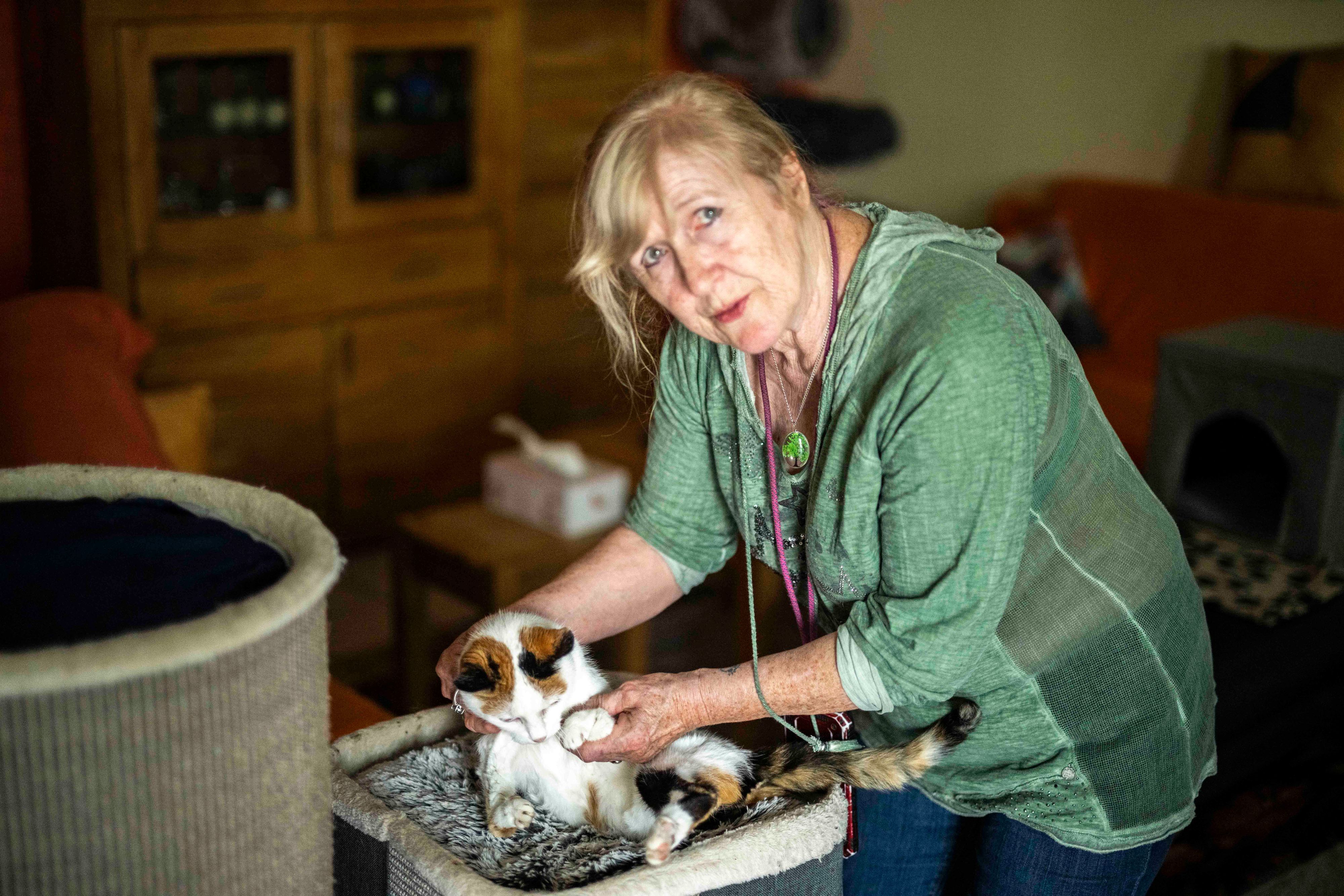 Das Bild zeigt die Obengenannte, die gerade eine Katze streichelt.