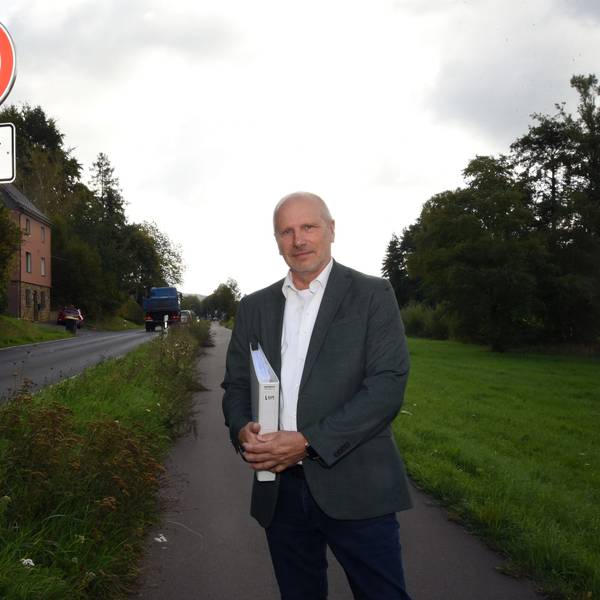 Unser Foto zeigt den Niederbröler Anwalt Volker Steffen an einem der neuen, innerhalb geschlossener Ortschaft aufgestellten Tempo-50-Schilder.