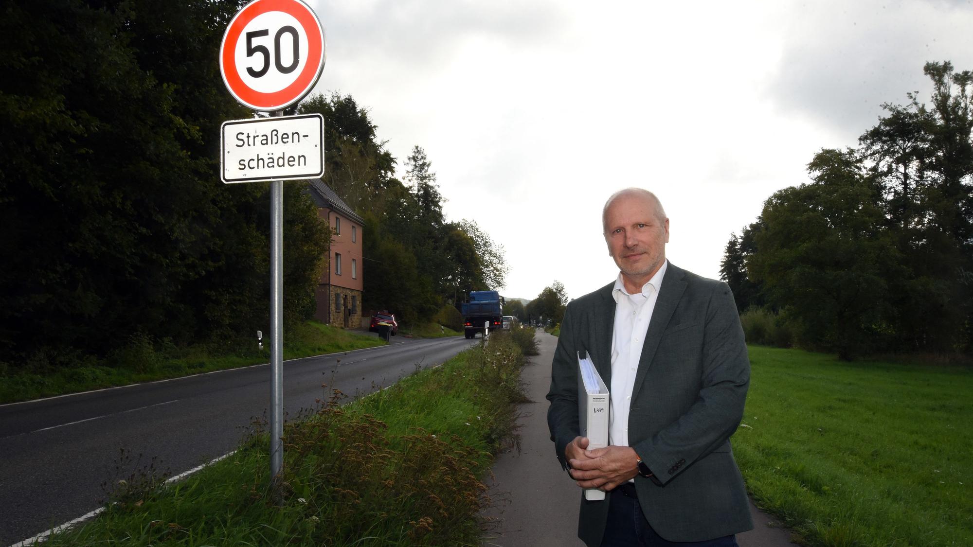 Unser Foto zeigt den Niederbröler Anwalt Volker Steffen an einem der neuen, innerhalb geschlossener Ortschaft aufgestellten Tempo-50-Schilder.