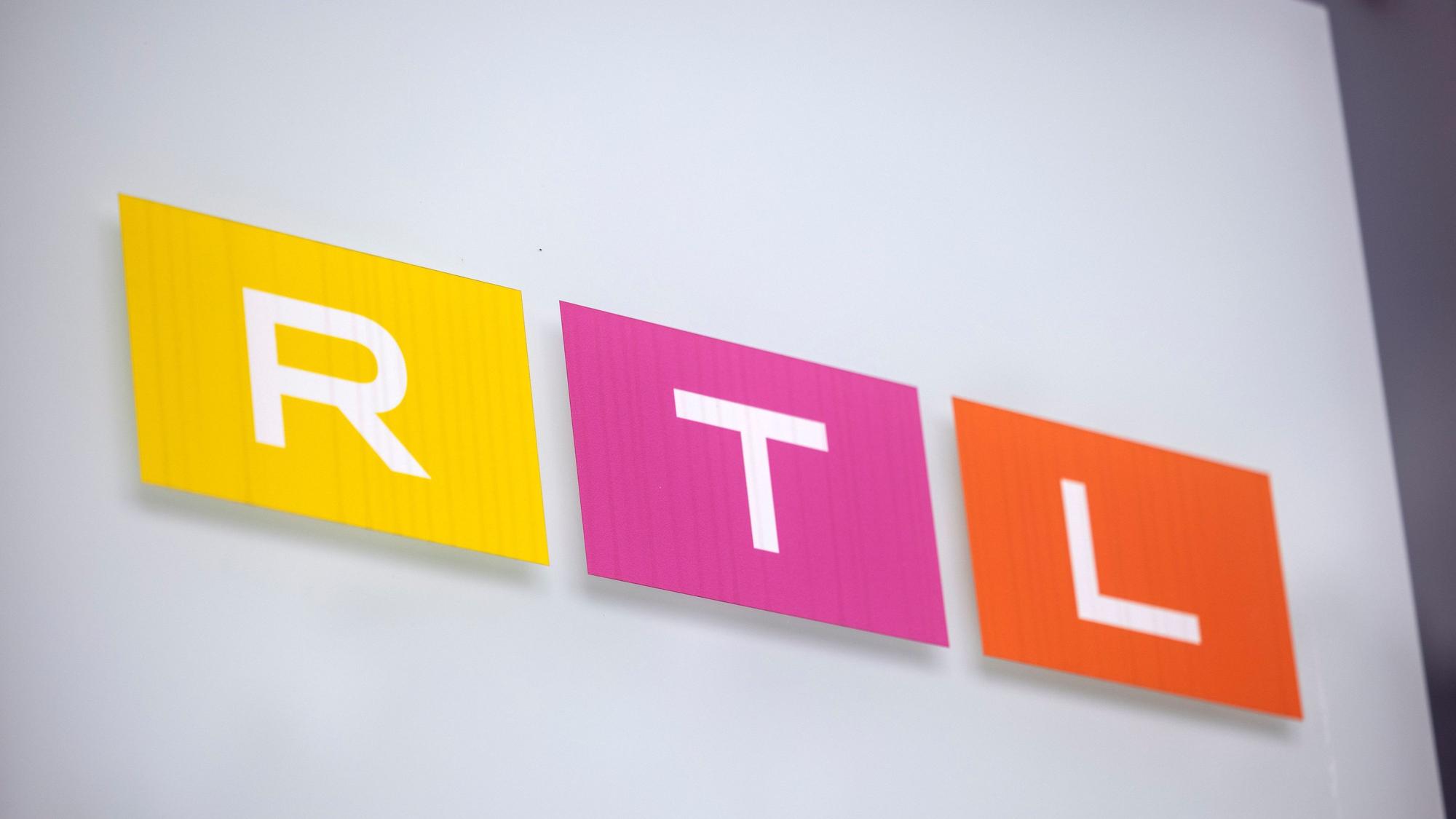 Das Logo des Fernsehsenders RTL ist auf einem Hinweisschild vor dem Gebäude des Sendezentrums in Köln zu sehen. (Archivbild)
