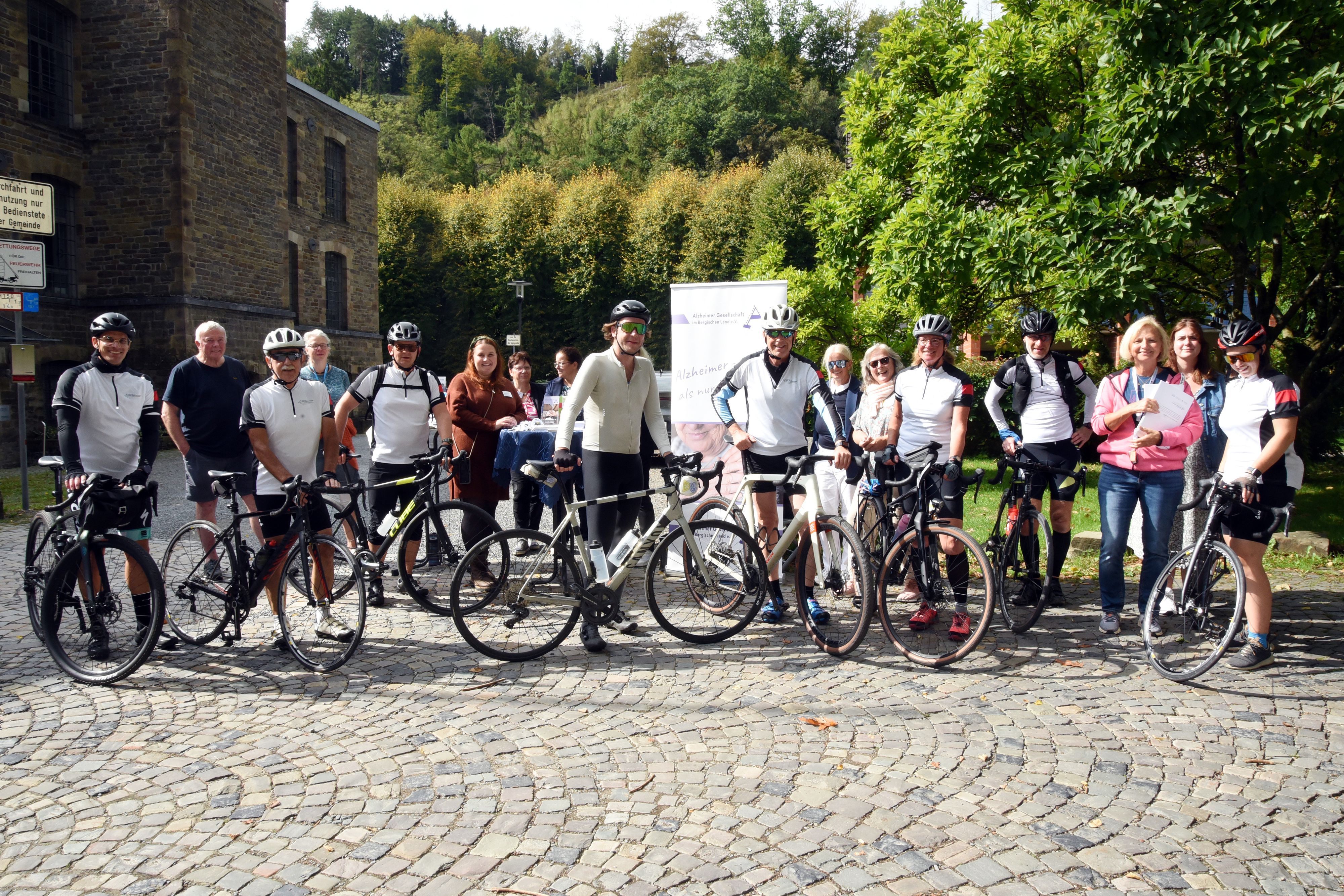 Tour Demenz mit Zwischenstopp der Radfahrer am Rathaus in Engelskirchen.